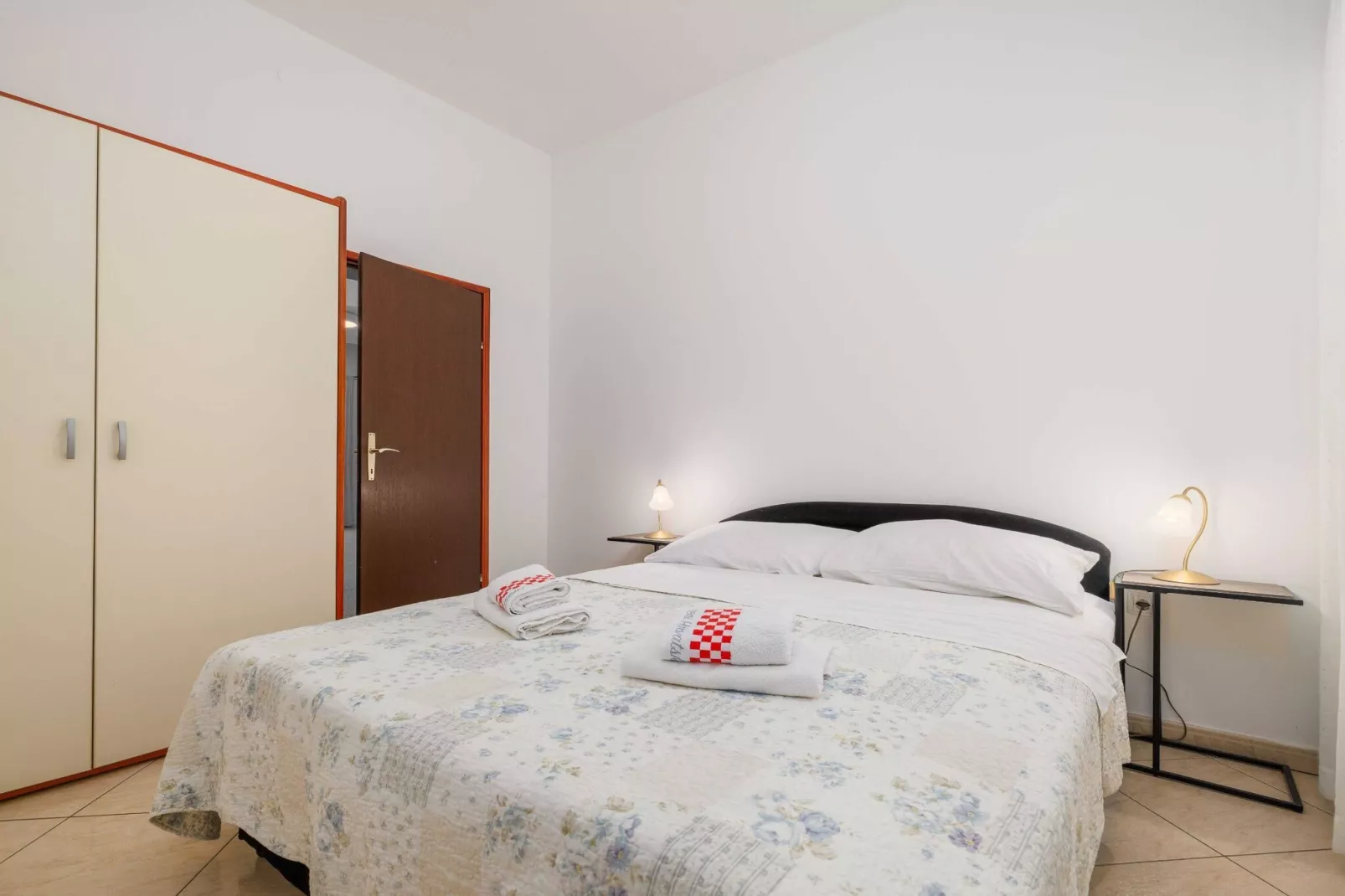 Wonderful Krk Island Stay: Shared Pool, Grill Patio, and Nearby Beaches - Two Bedroom Apartment-Slaapkamer