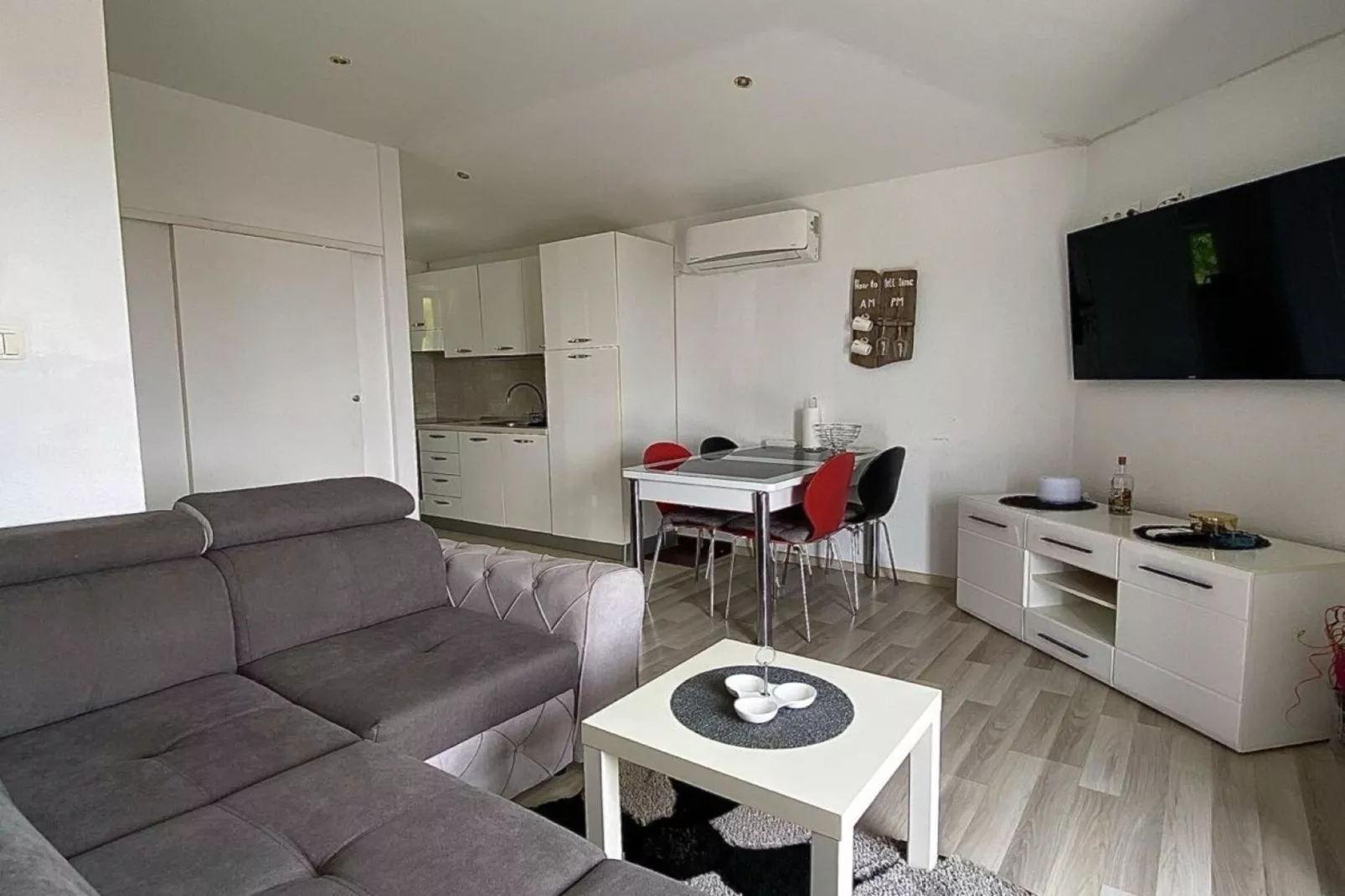 Luxury Lovran Apartments with Swimming Pool - Standard One Bedroom Apartment-Woonkamer