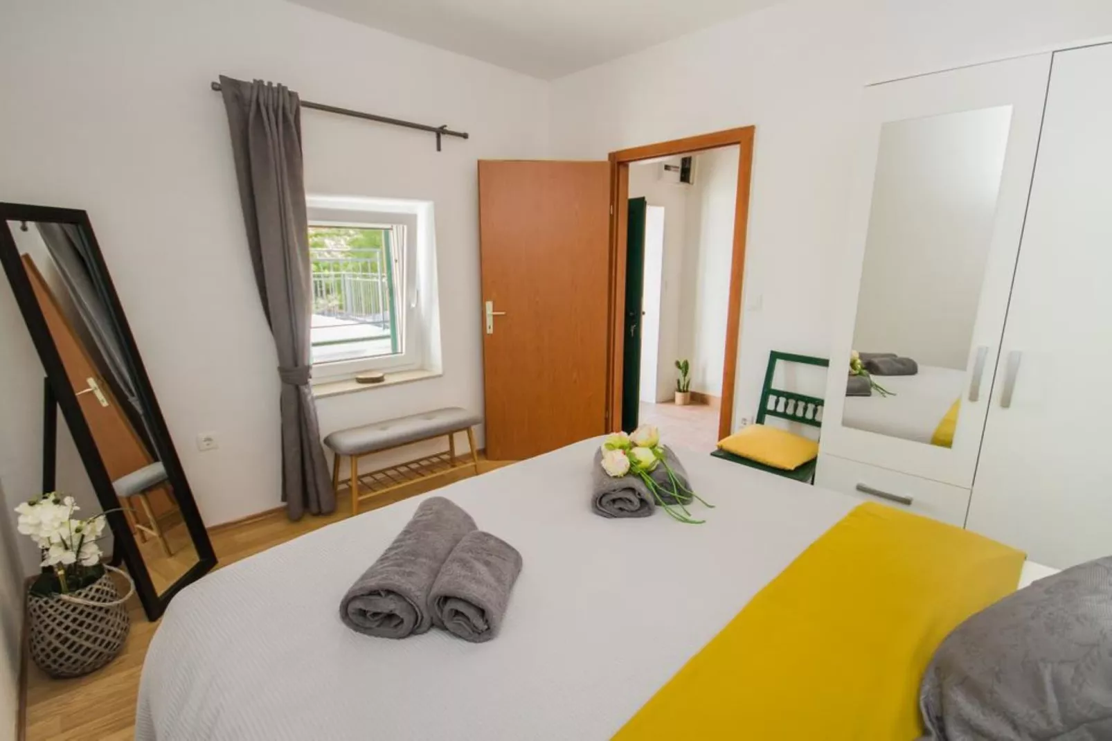 Tranquil Getaway Villa Prapatnica with Pool and Garden - Three  Bedroom Villa with Pool-Slaapkamer