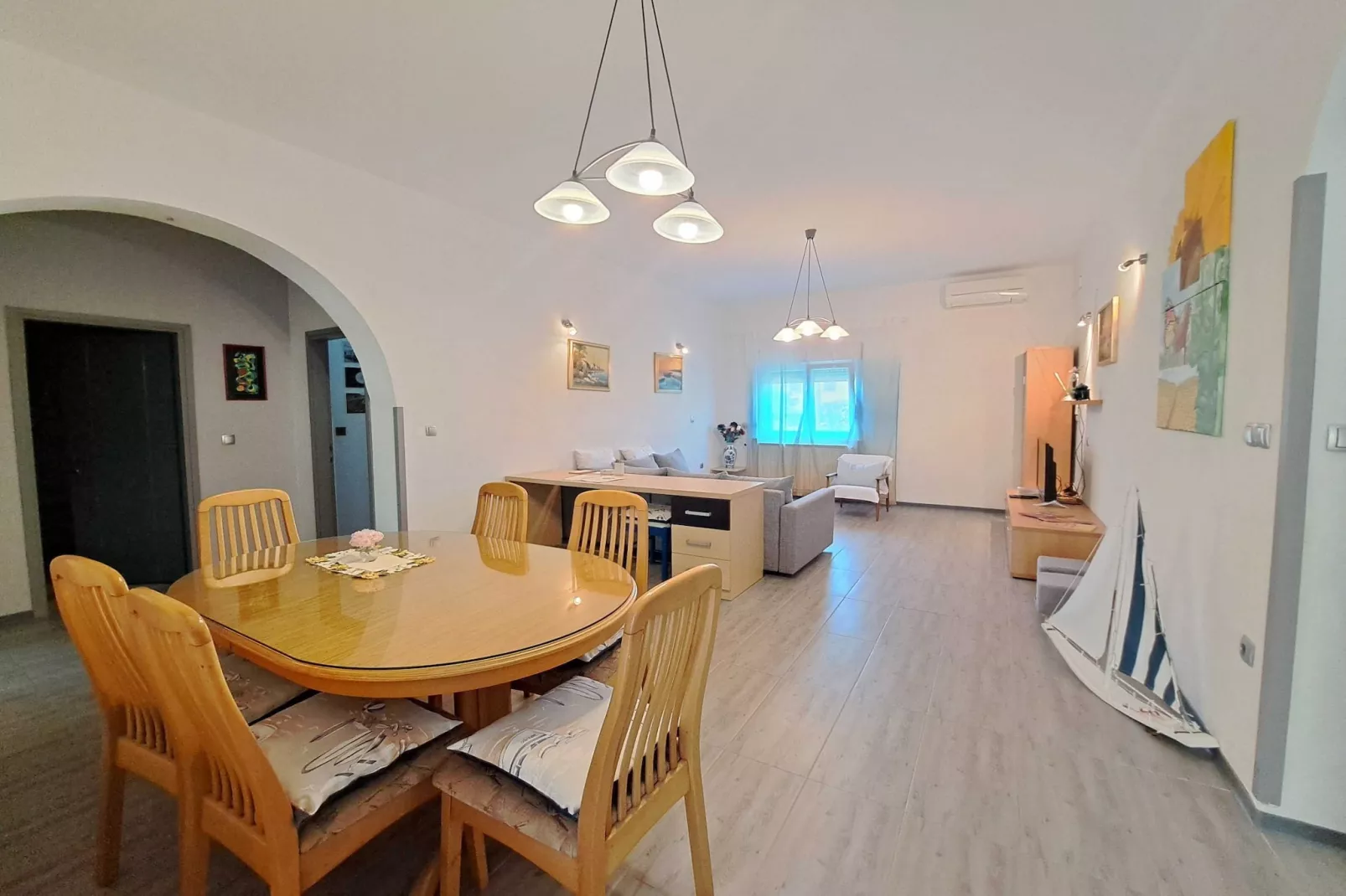 Spacious Urban Retreat Apartment with Terrace - Two Bedroom Apartment with Terrace-Woonkamer
