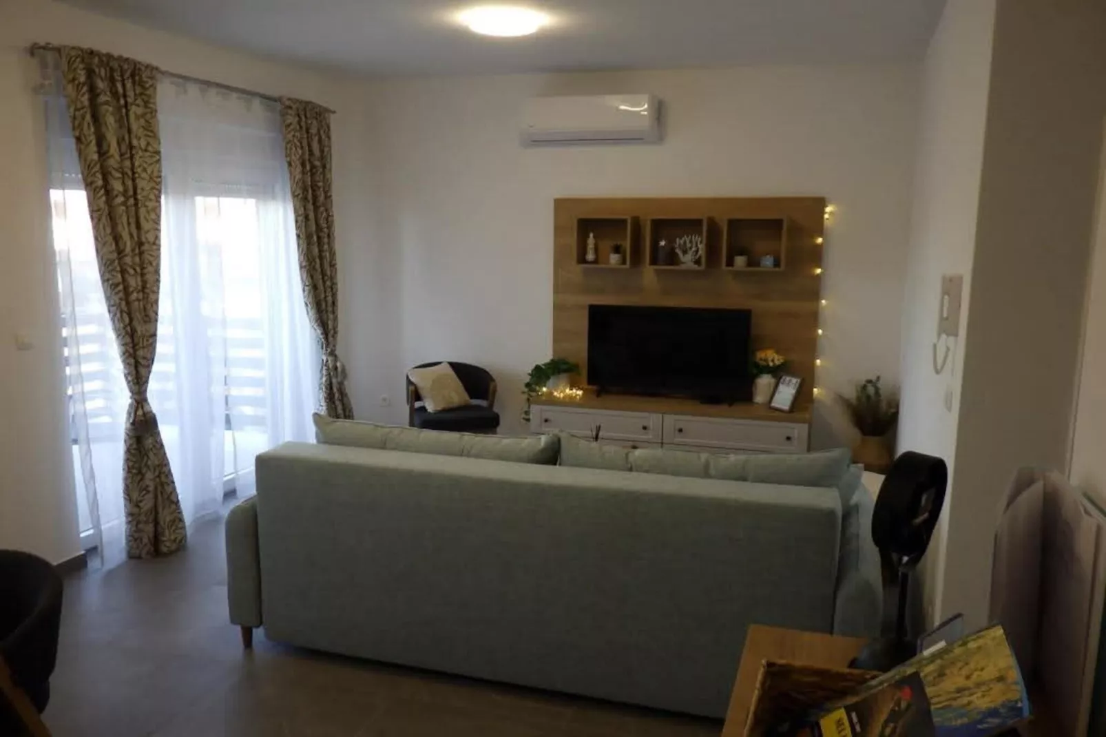 Cozy Apartment Bili - Two Bedroom Apartment-Woonkamer