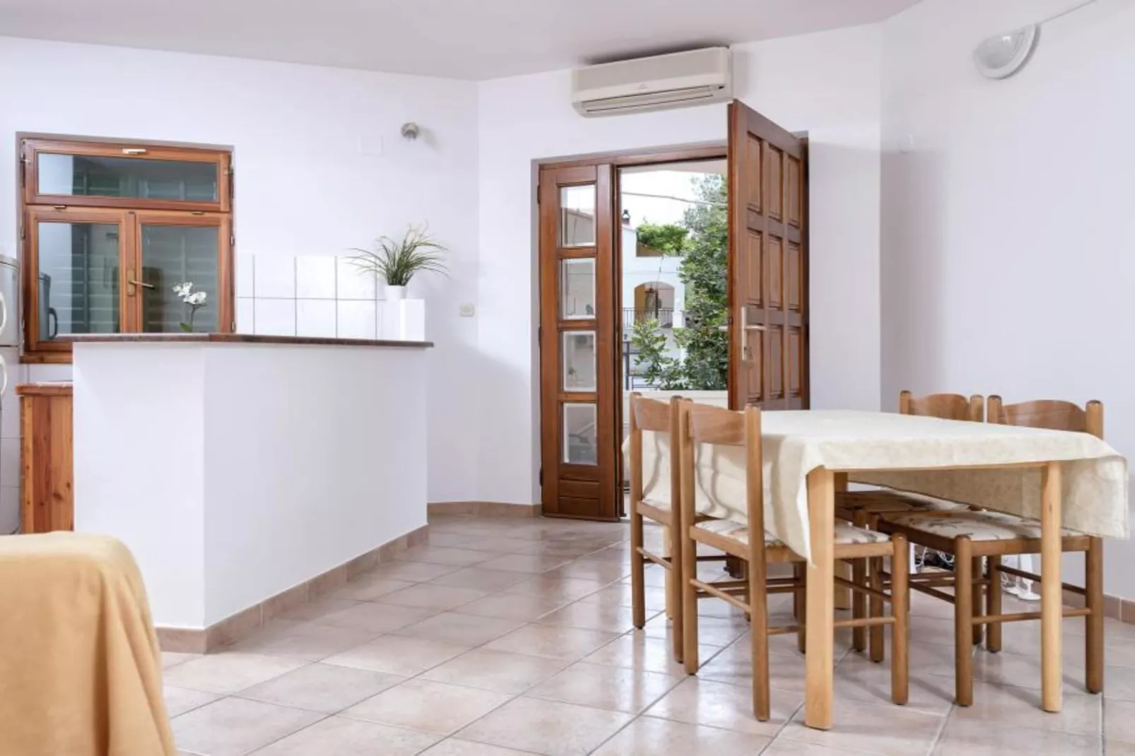 Dolac Green Side Apartments - Two Bedroom Apartment 1-Eetkamer