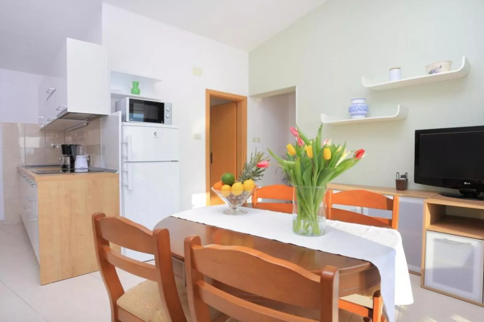 Apartments Roščić -  Classic Two Bedroom Apartment with Balcony and Sea View-Woonkamer