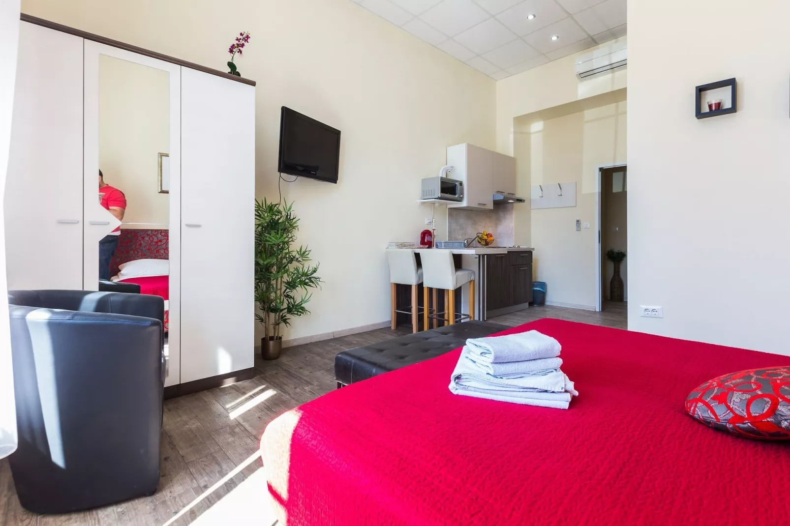 Charming and Historic Old Town Apartments - Studio Apartment-Slaapkamer