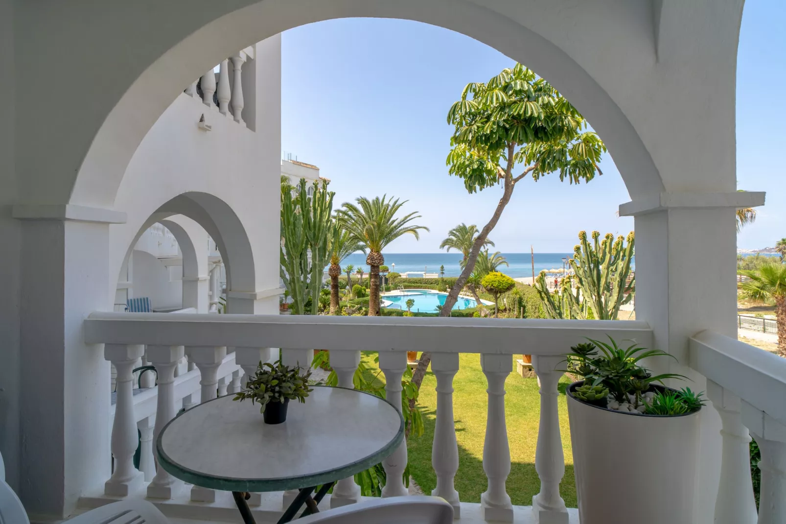 Stella Maris Beachfront B by Casasol-Terrasbalkon