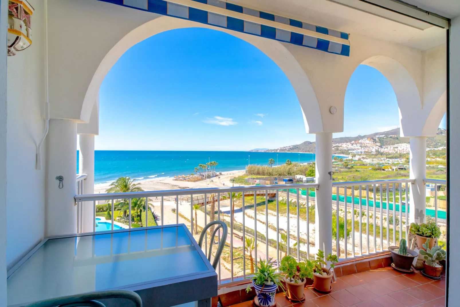 Stella Maris Beachfront 3A by Casasol-Terrasbalkon