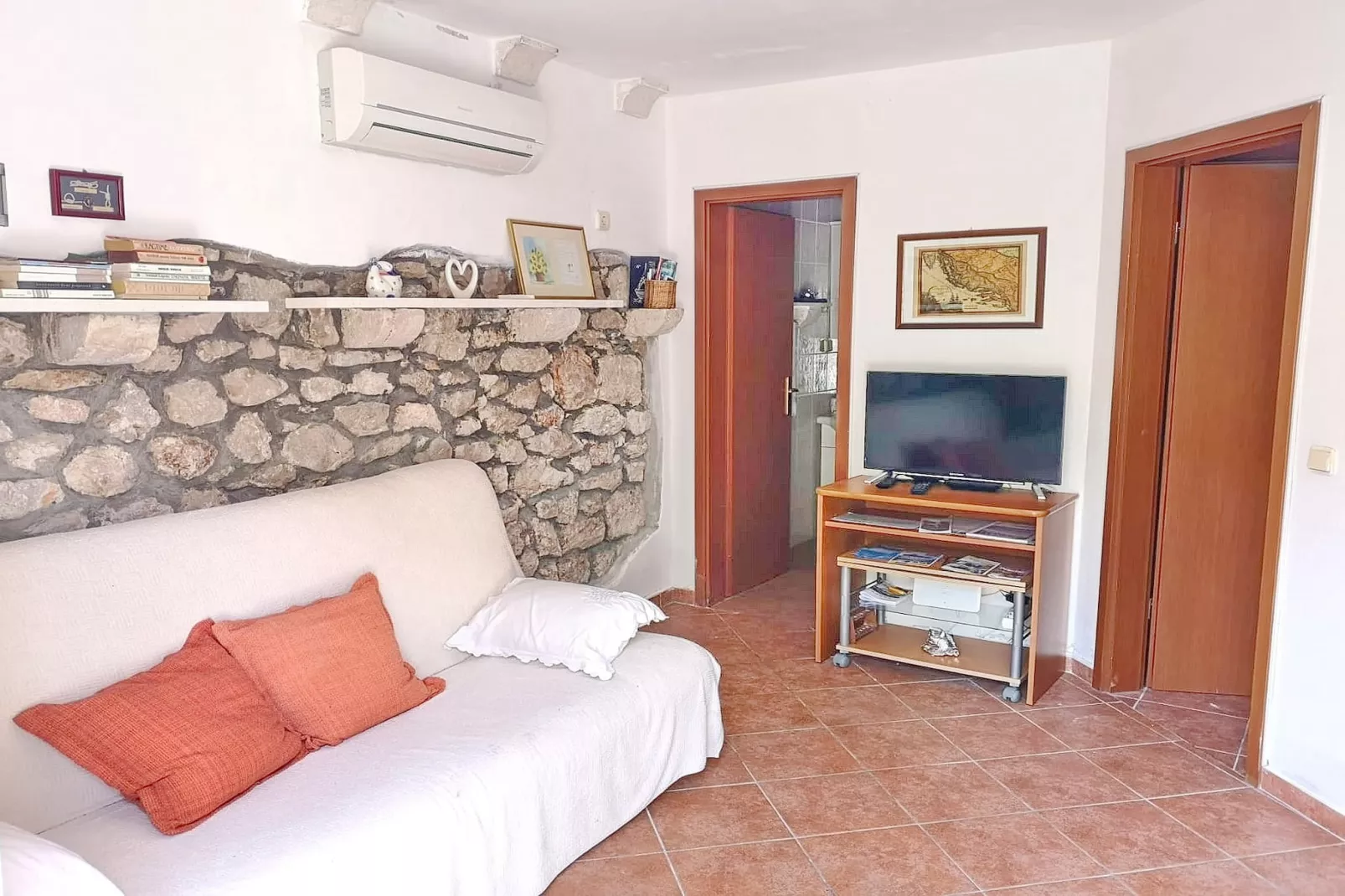 Olive's Apartment-Two Bedroom Apartment with Terrace-Woonkamer