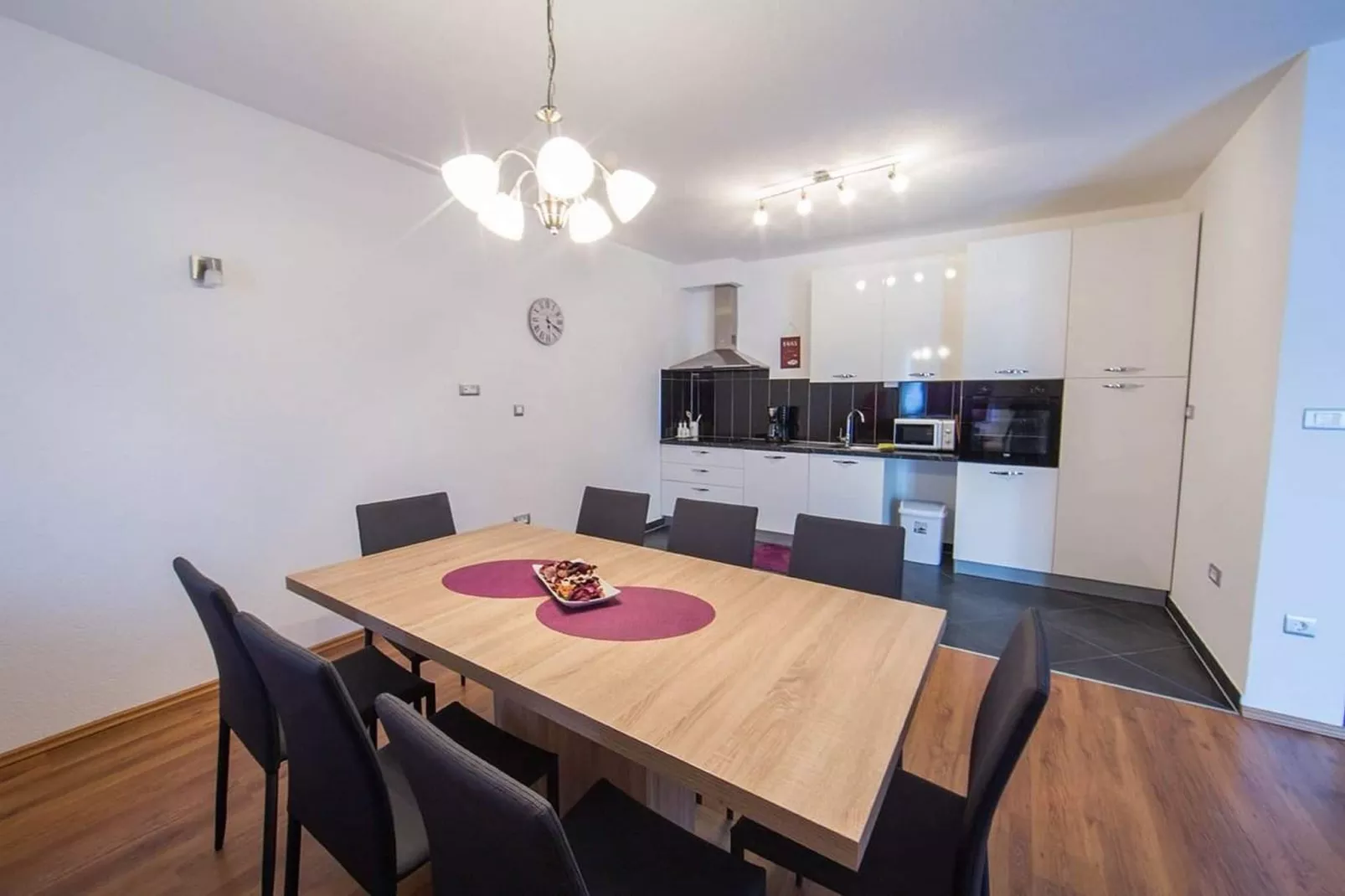 Holiday Home J&D No.2-Nine Bedroom House with Pool-Keuken