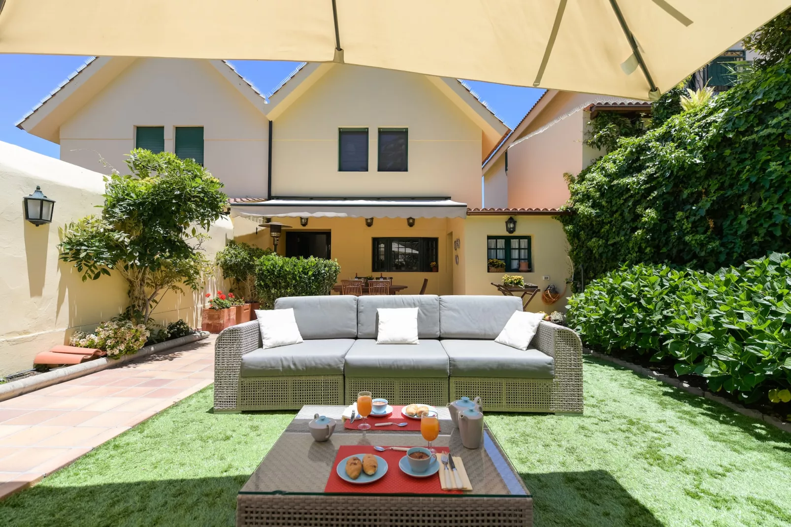 House with cozy garden BBQ and free parking-Buitenlucht