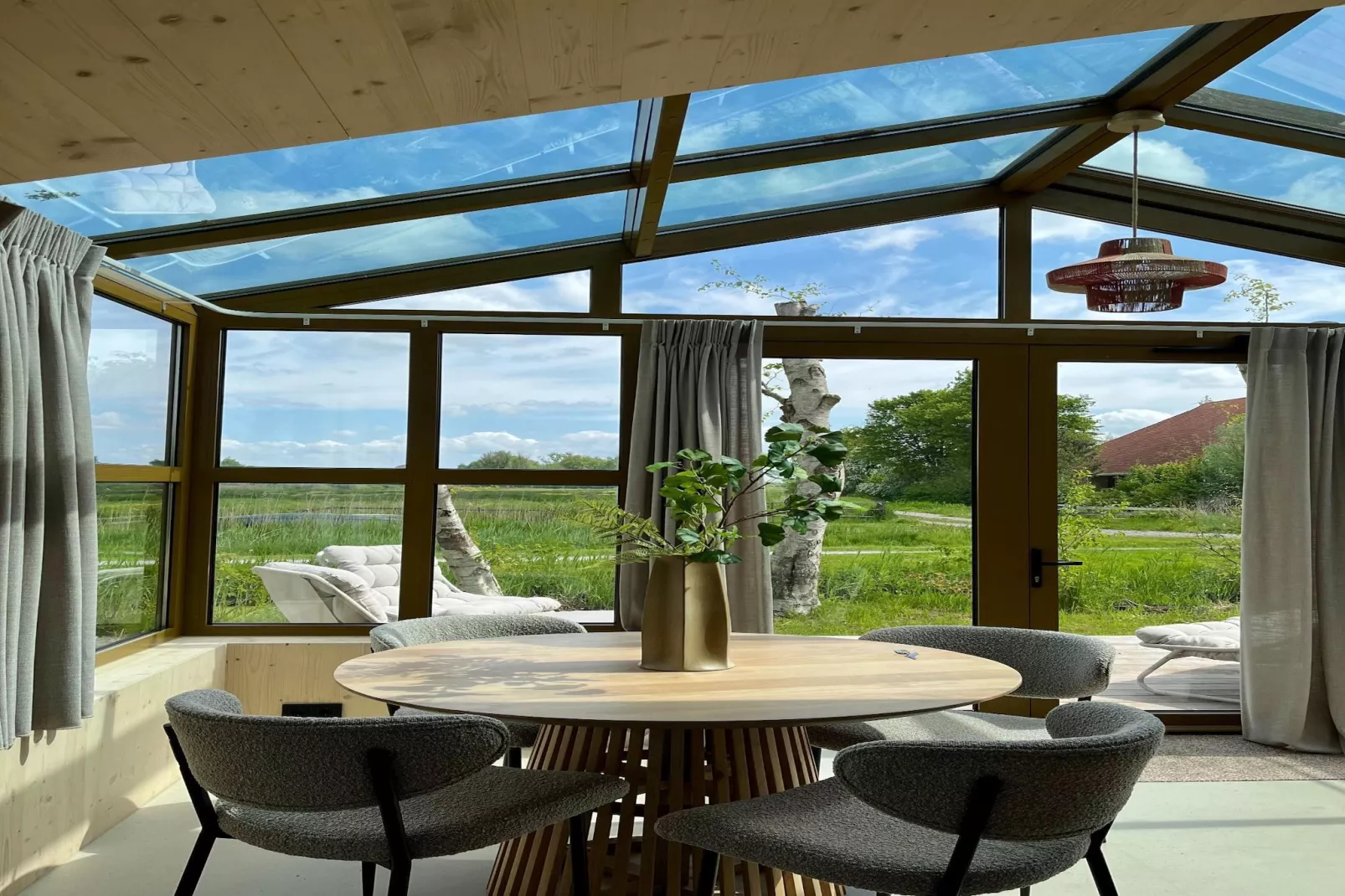Groepsaccommodatie + 4 large greenhouses (36 personen)-Woonkamer