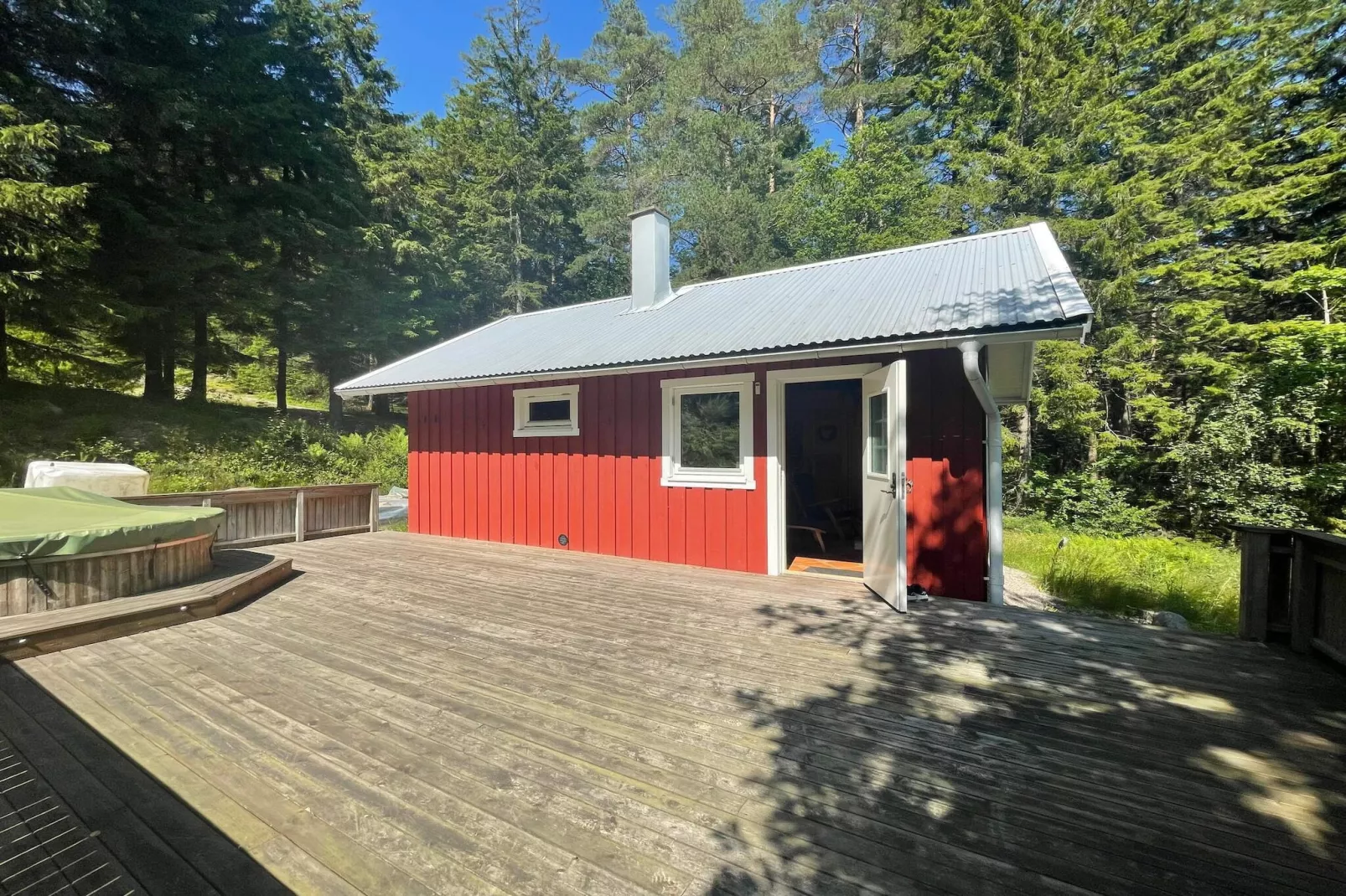 Afgelegen verblijf in het bos met bijgebouw
