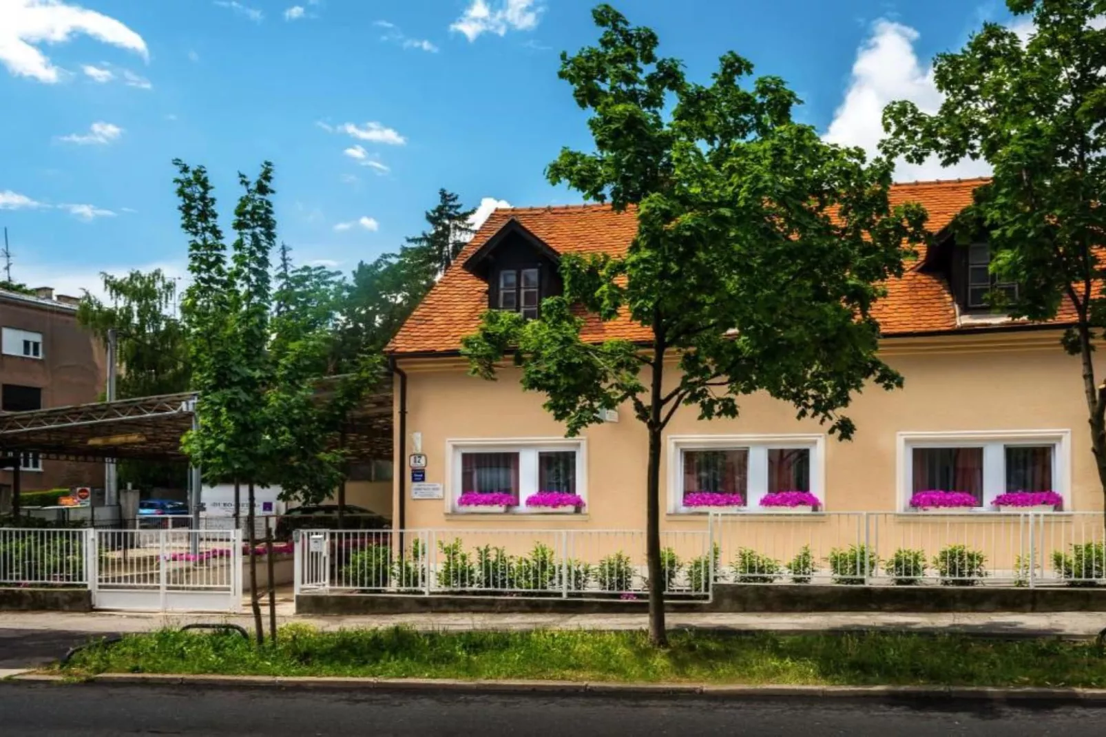 Rooms Lidija 17 - Triple Room (2)-Buitenlucht