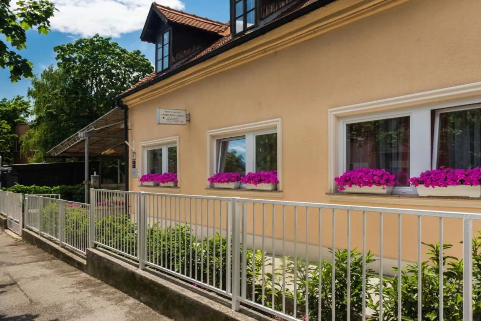 Rooms Lidija 17 - Twin Room (6)-Buitenlucht