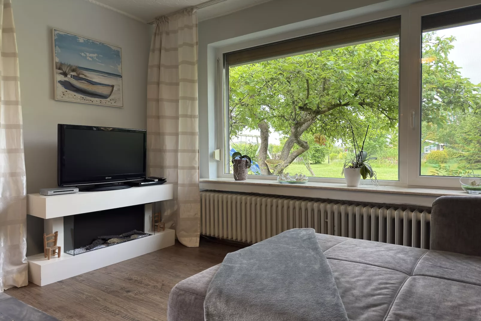 Ferienhaus mit großem Grundstück in Friederikensiel-Woonkamer