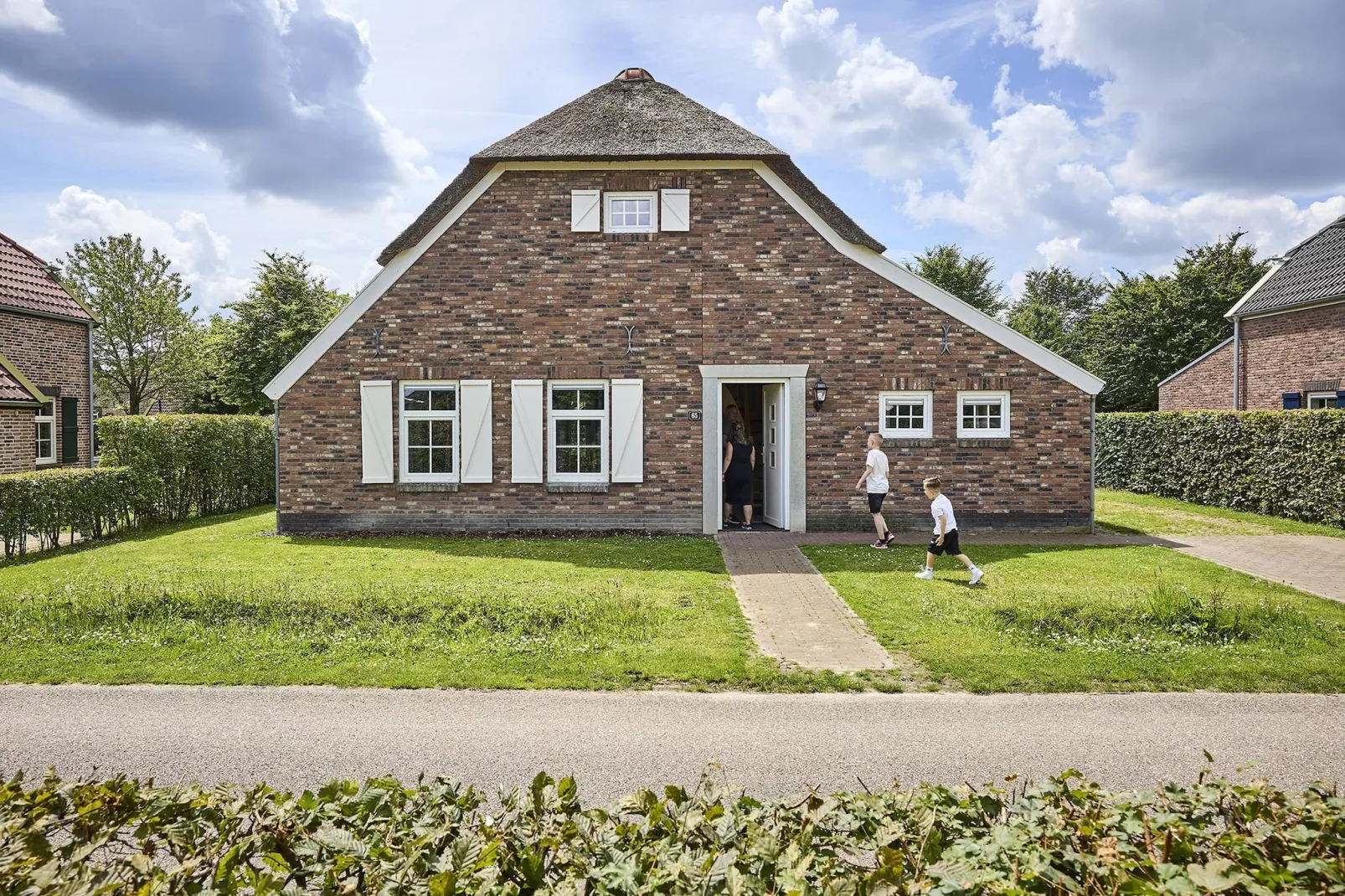 Buitenhof De Leistert 10 - Buitenkant zomer