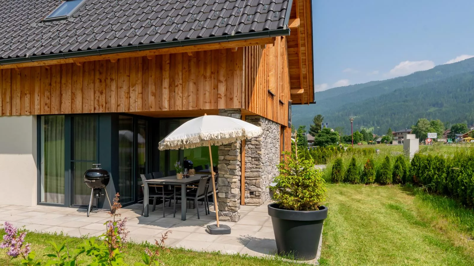 Mountain Chalet Esttes-Buitenkant zomer