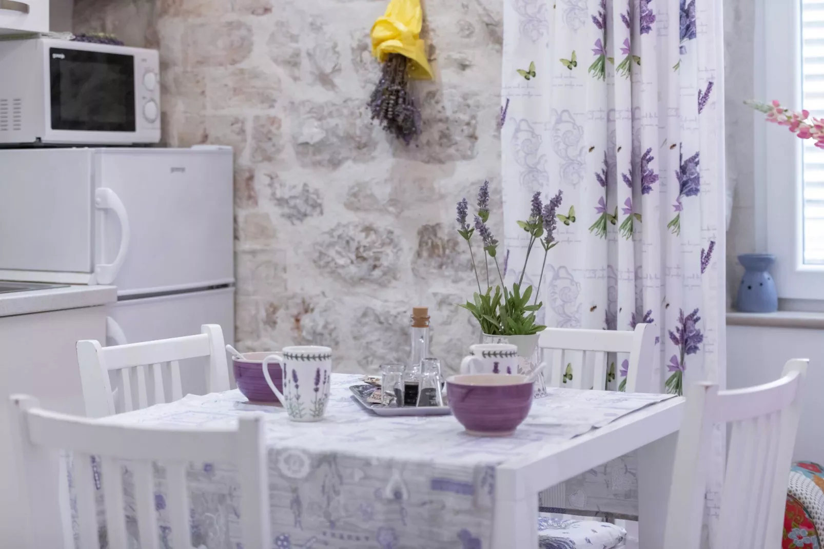 L & L Old Town Apartments - One bedroom Apartment (Lavander)-Eetkamer