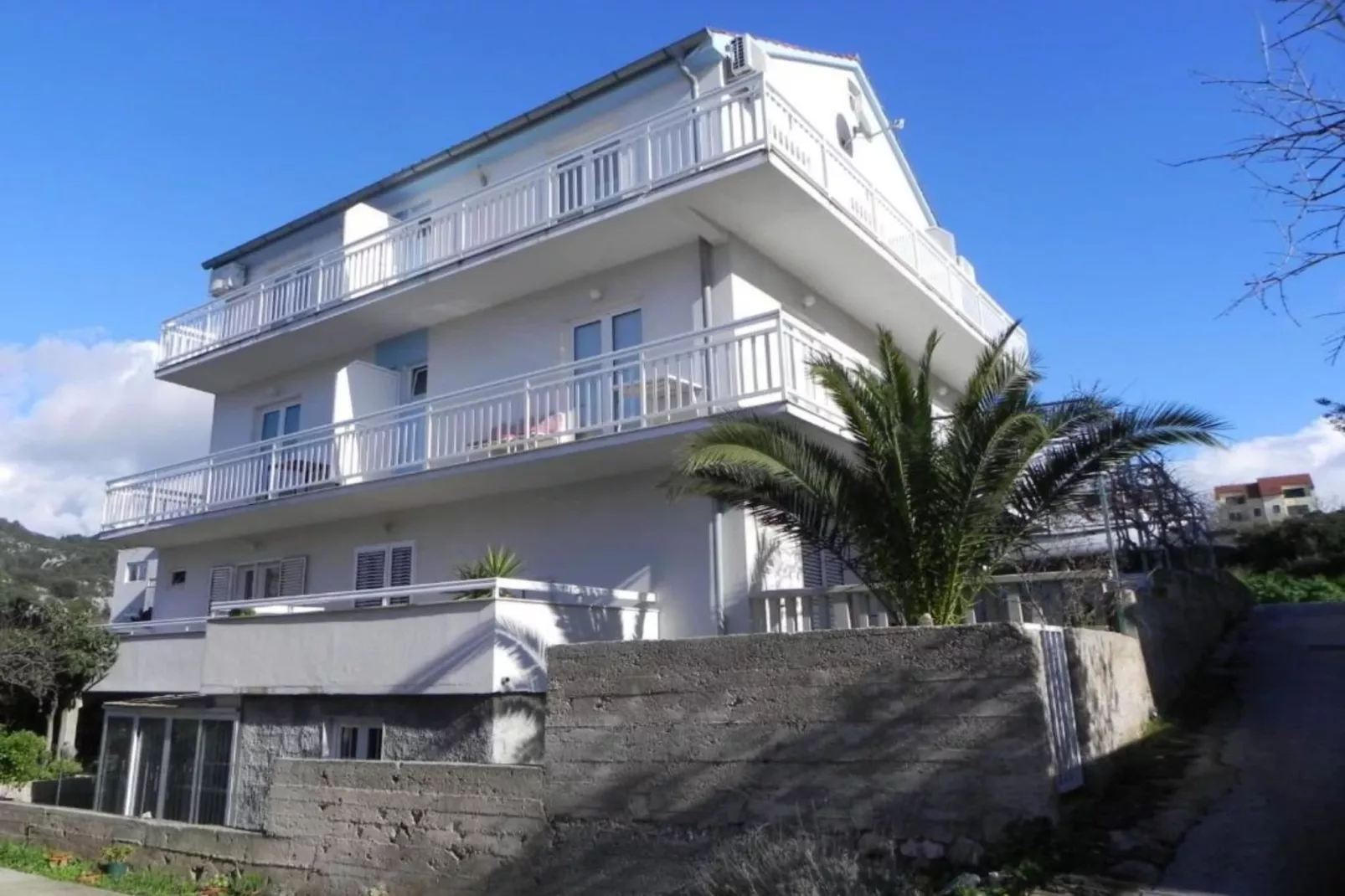 Apartments Trogrlić - Two-Bedroom Apartment with Balcony and Sea View-Buitenlucht