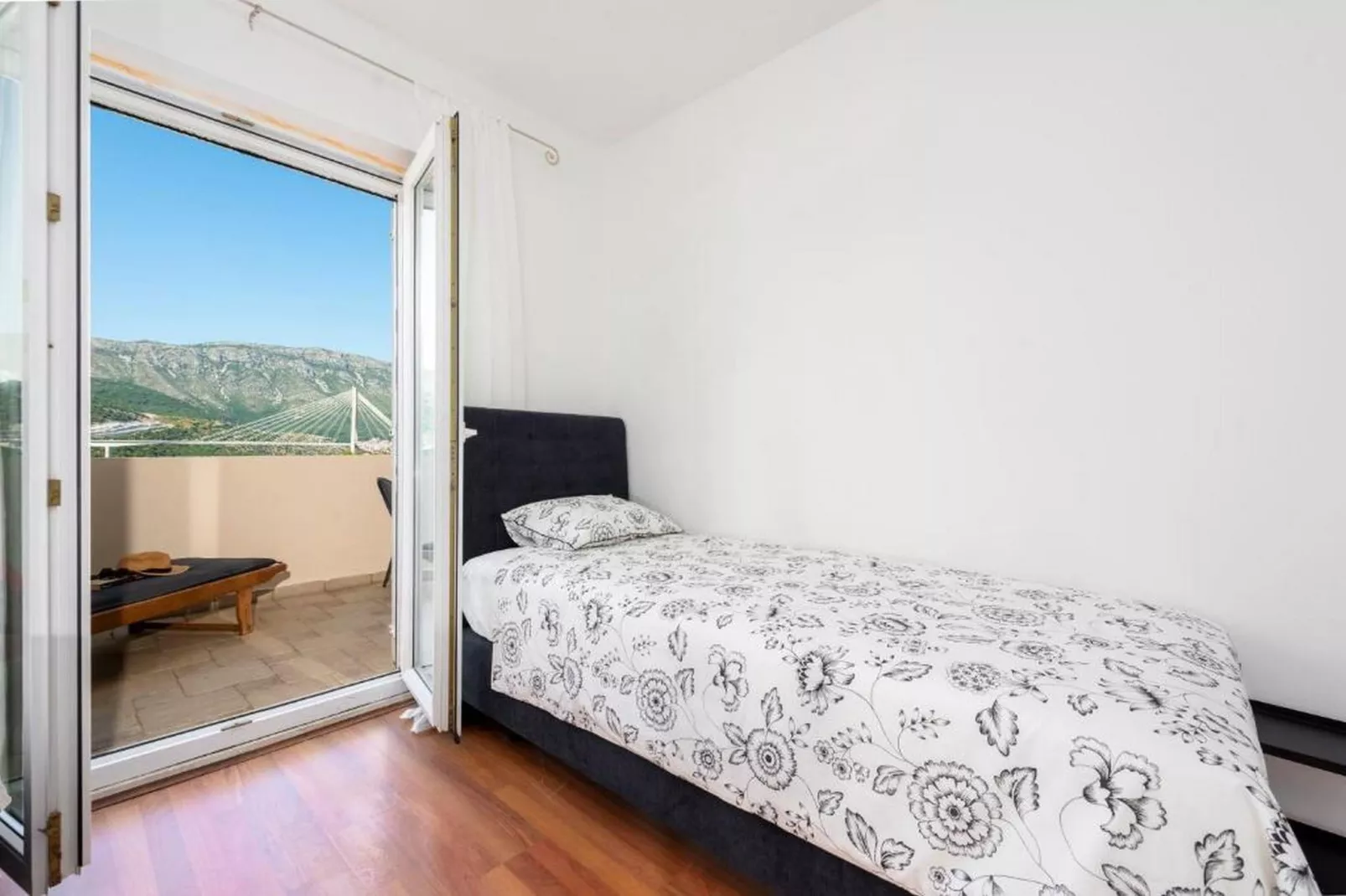 Apartments Meri & Karla - Two Bedroom Apartment with Balcony and Bridge View (Meri)-Slaapkamer