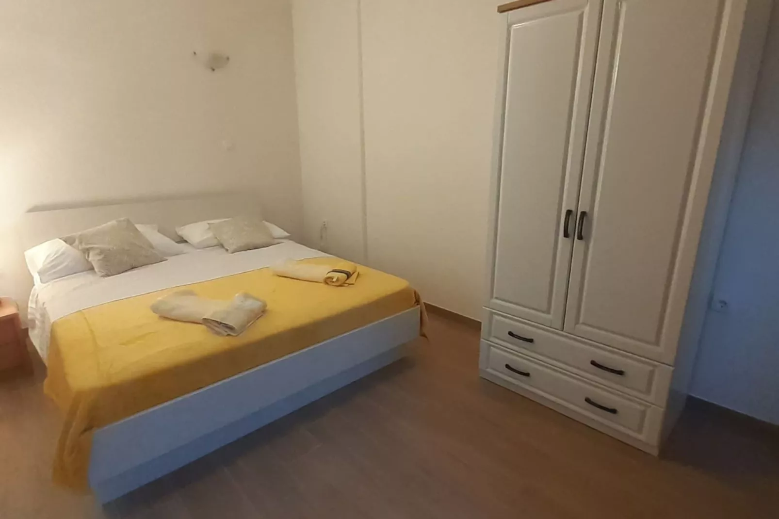 Two Bedroom Apartment with Sea View-Slaapkamer