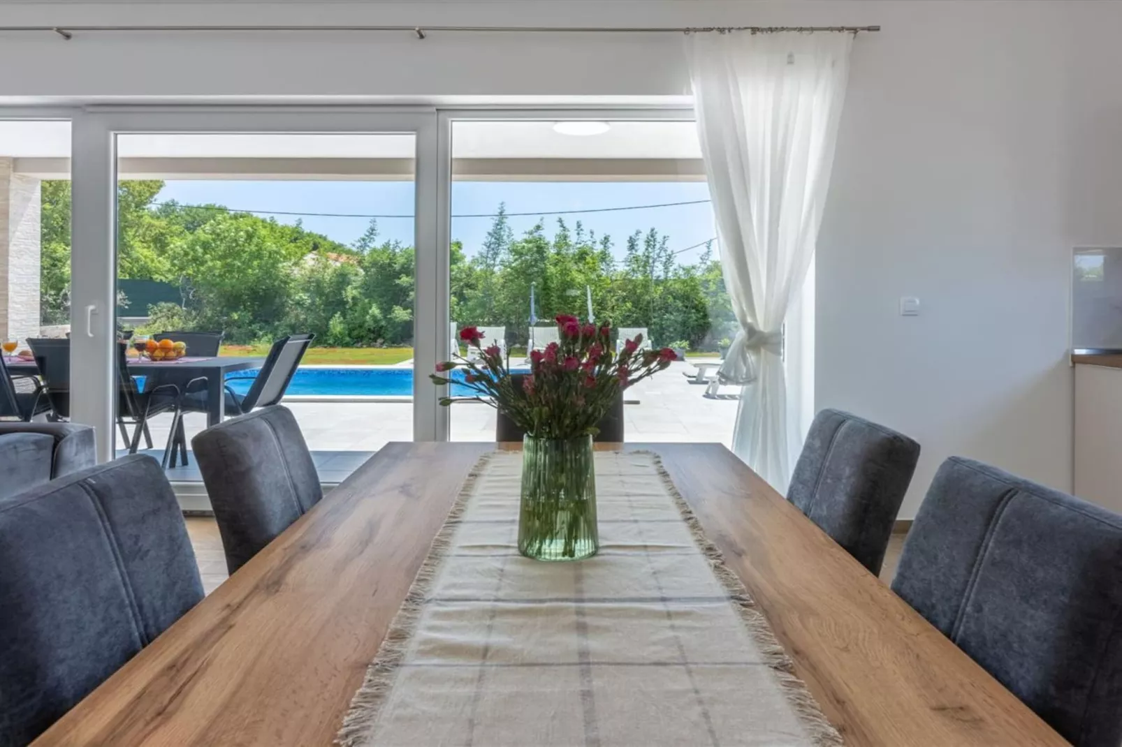 Three Bedroom Villa with Swiming Pool-Eetkamer