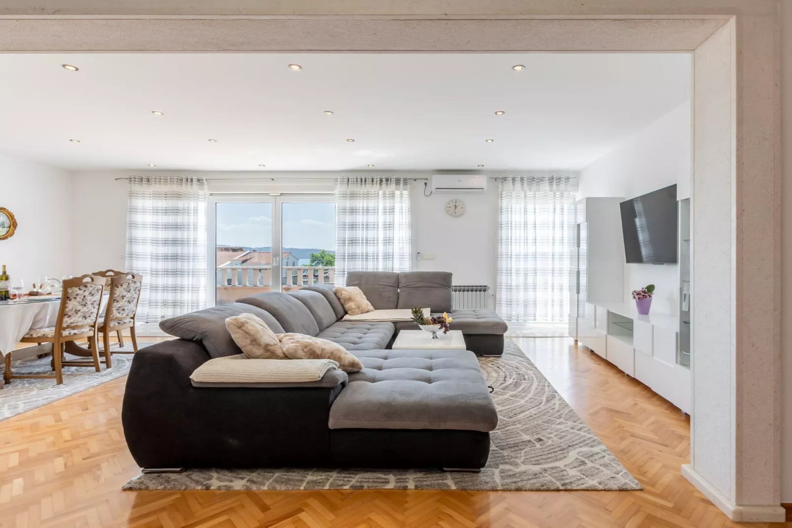 Apartment Merita - Two Bedroom Apartment with Balcony-Woonkamer