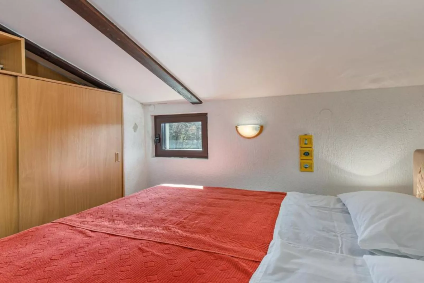 Apartment Villa Mirna - Three Bedroom Apartment with Balcony and  Sea View-Slaapkamer
