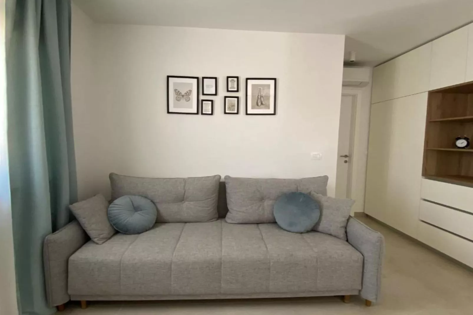 One Bedroom Apartment with  Balcony and City View-Woonkamer