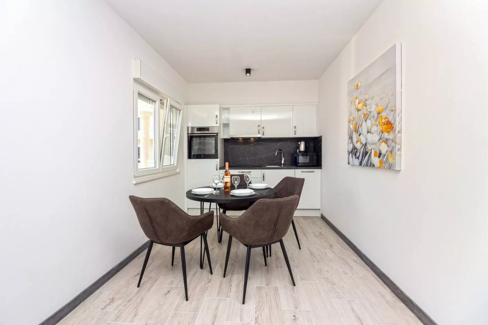 Modern Apartments with Private Balcony - One Bedroom Apartment (Owner S1)-Eetkamer