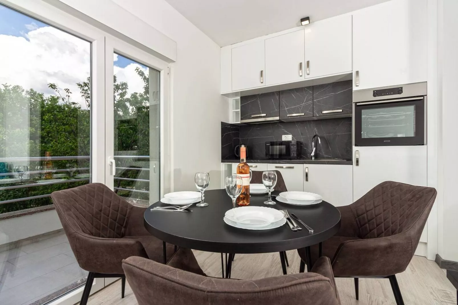 Modern Apartments with Private Balcony - Deluxe One Bedroom Apartment (Owner S3)-Eetkamer