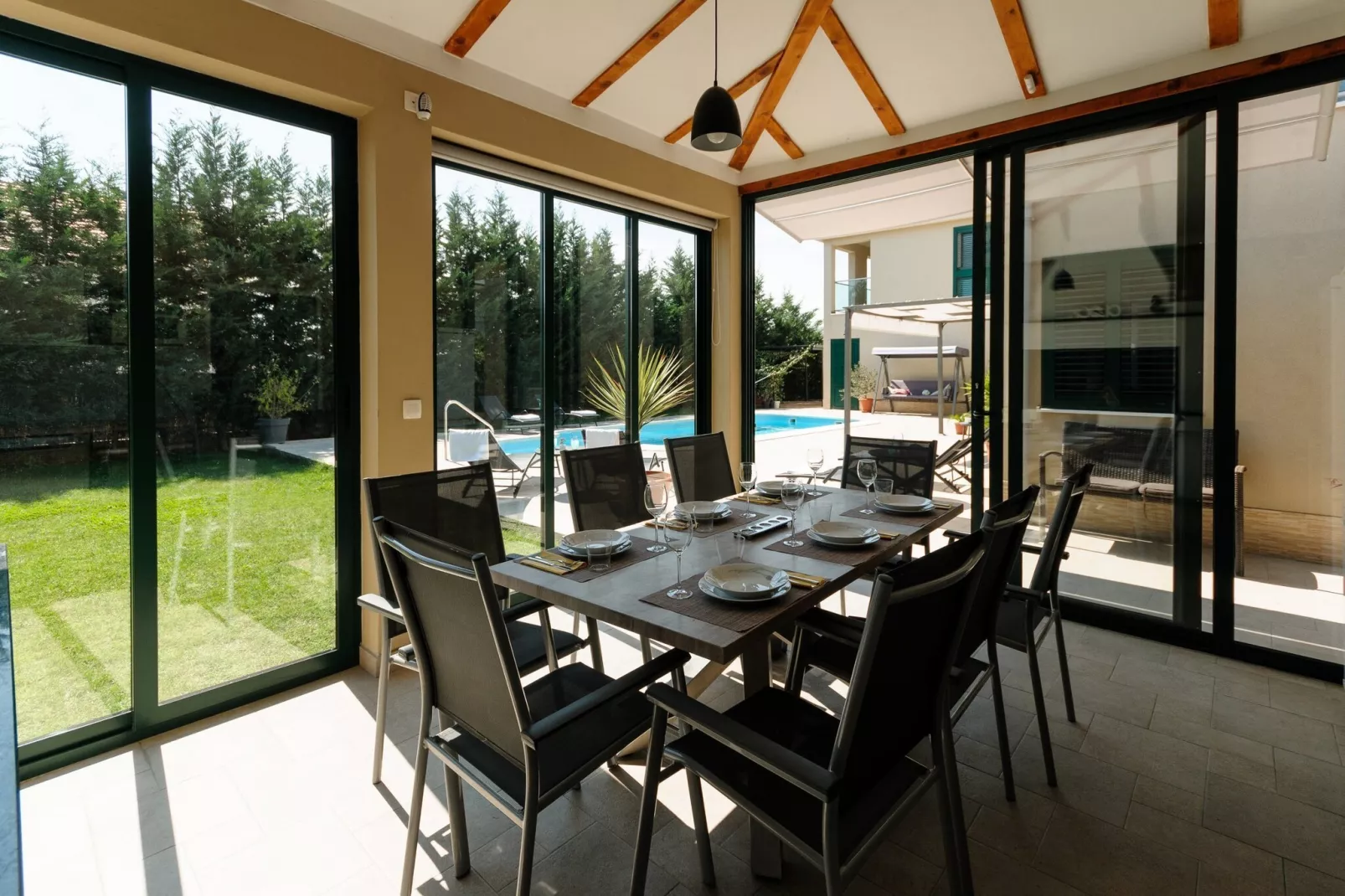 Luxury Villa with Heated Pool, Terrace, and Outdoor Amenities for Relaxation - Five Bedroom Villa-Eetkamer