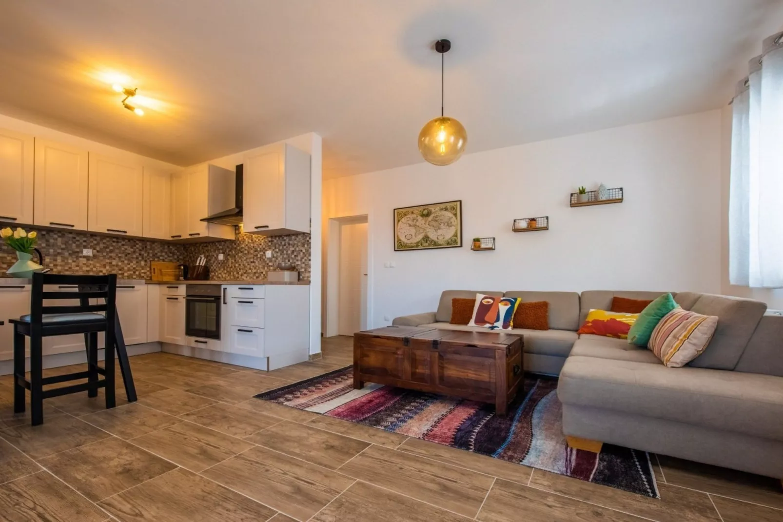 Charming and Tranquil Kastel Gomilica Apartment with Balcony and Patio - Three Bedroom Apartment-Woonkamer