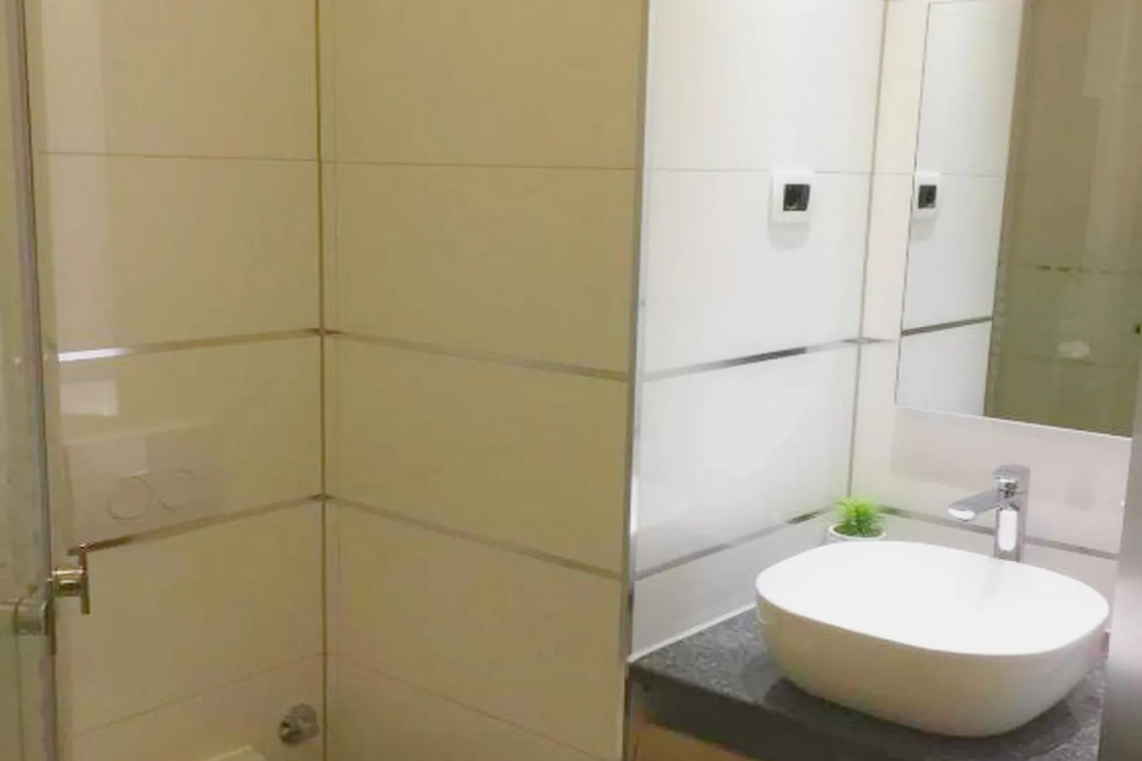 Modern and Cozy Apartment with Terrace in Kastel Kambelovac - Two Bedroom Apartment-Badkamer