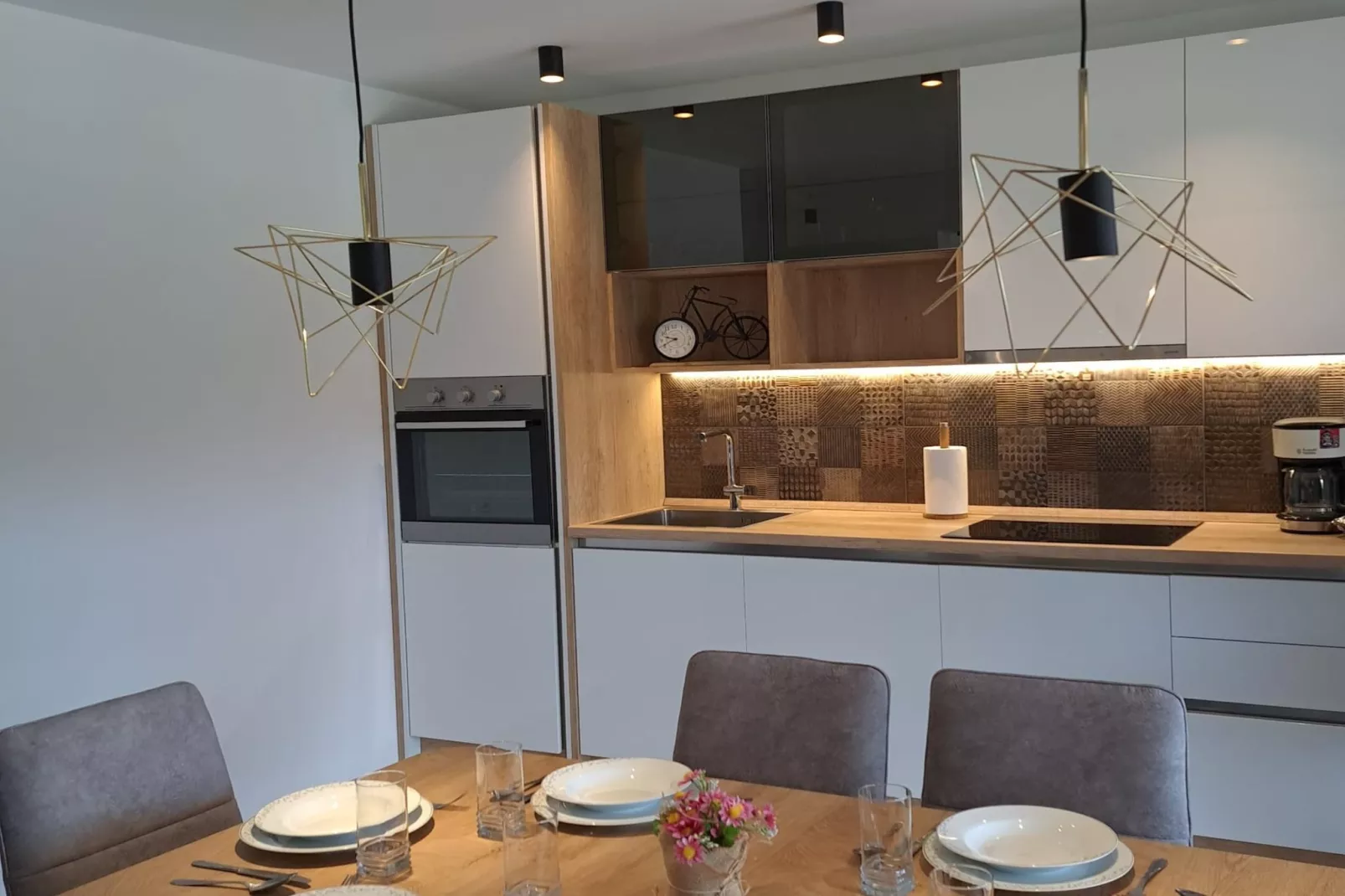 Tranquil Holiday Home with Pool, Garden, and Playground in a Peaceful Countryside Setting - Three Bedroom Holiday Home-Keuken