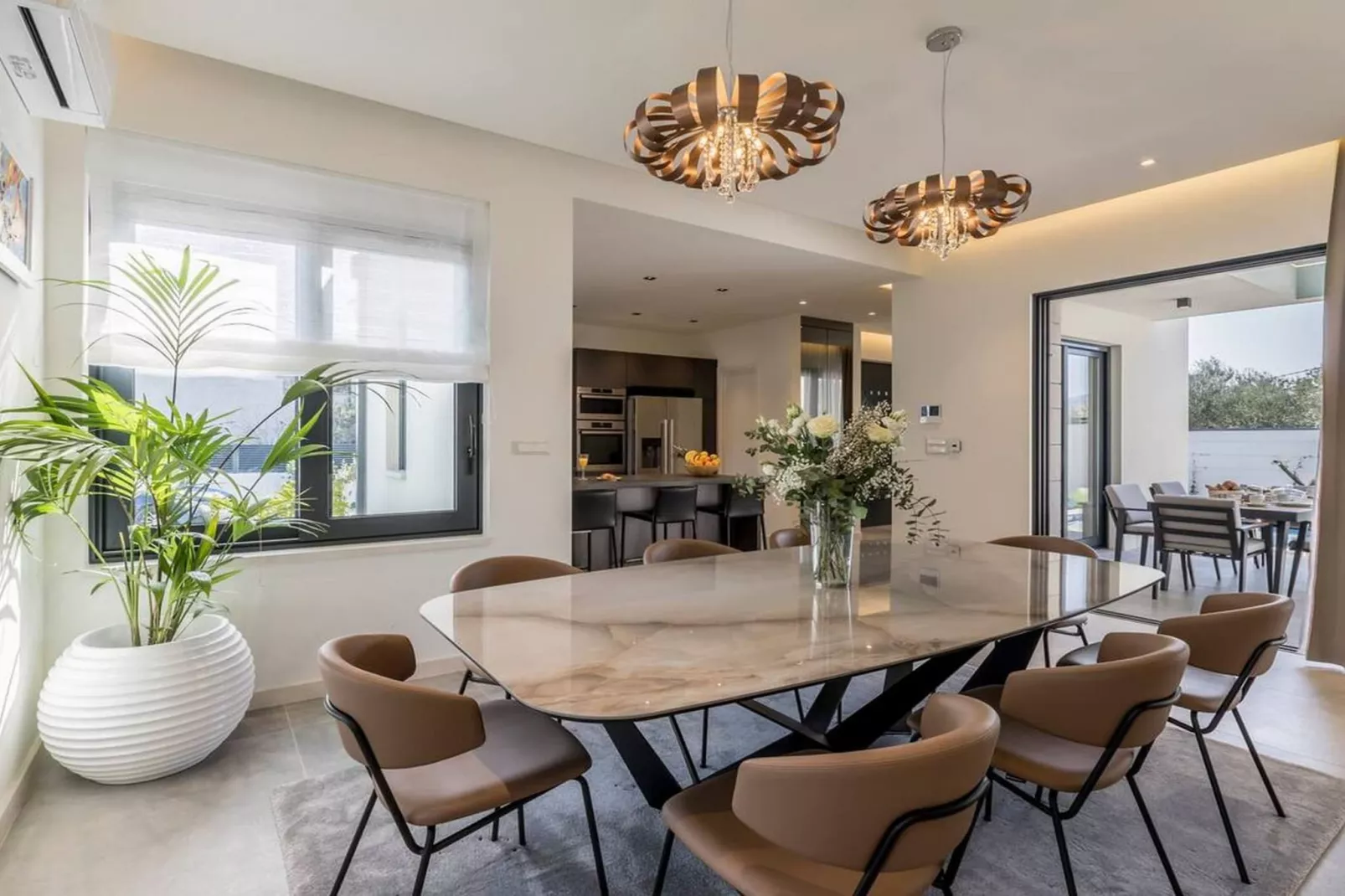 Sophisticated Oasis Residence Villa with Pool - Three Bedroom Villa with Pool-Eetkamer