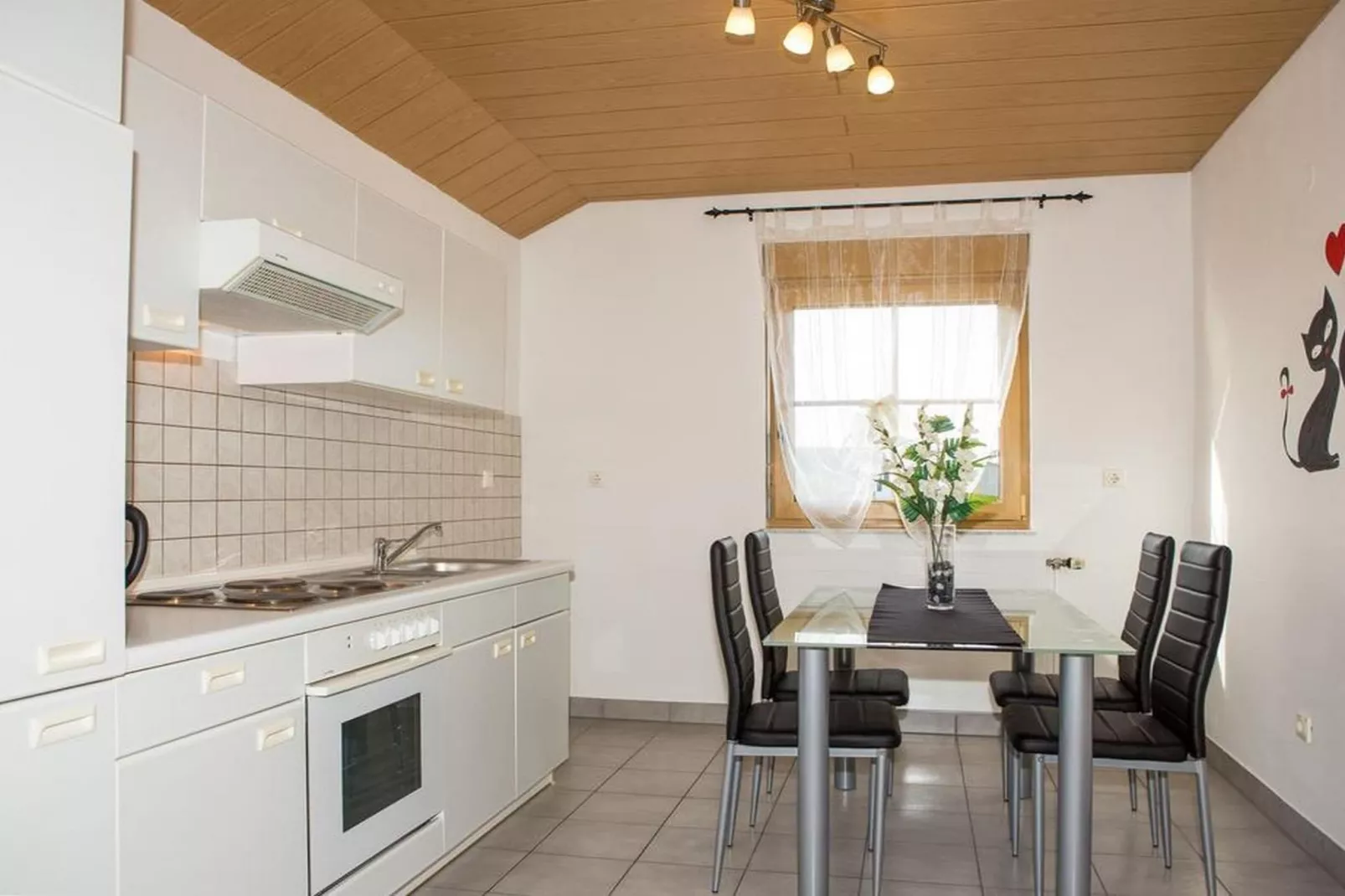 Spacious Holiday Home with Pool and Hot Tub in Kastel Stari - Four Bedroom Holiday Home with Pool-Keuken