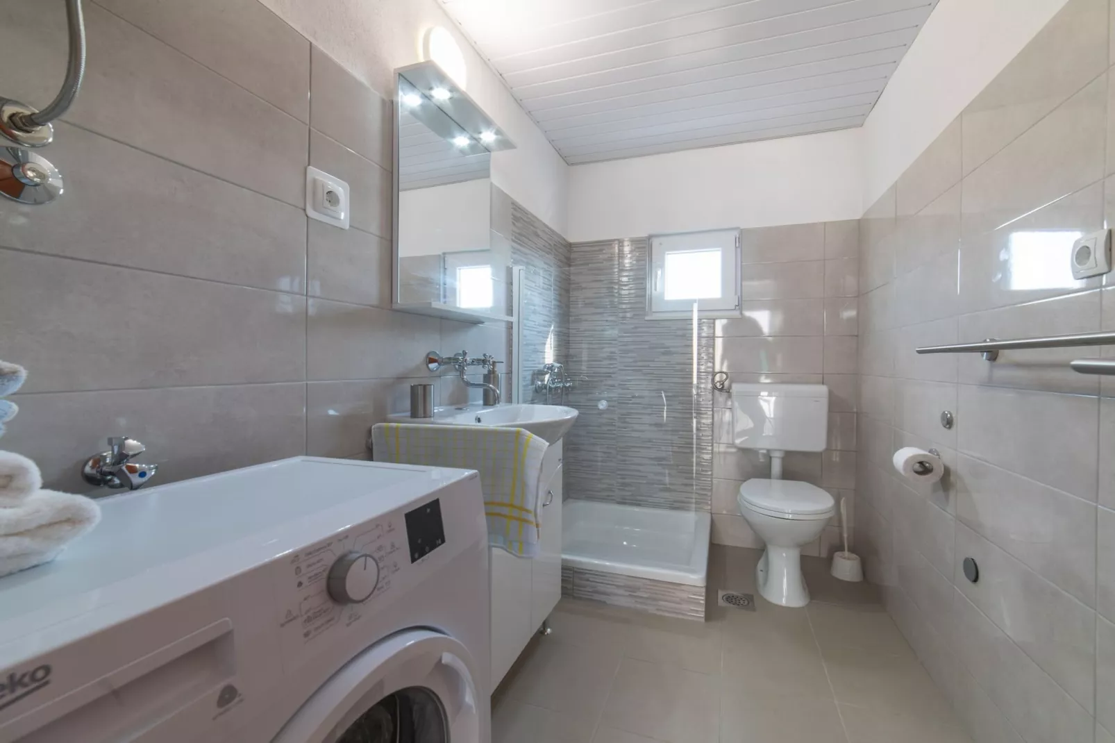 Serene Retreat Holiday Home with Pool - Two Bedroom Holiday Home with Pool-Keuken