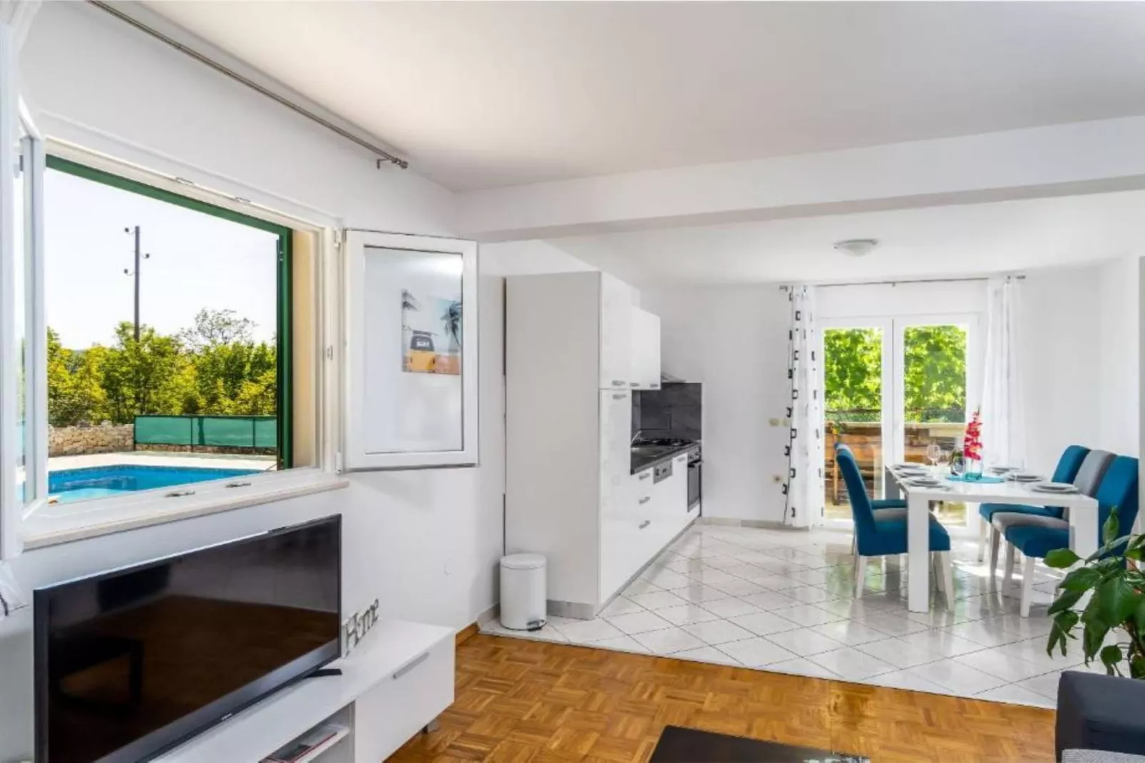Tranquil Oasis Holiday Home Primorski Dolac with Pool - Three Bedroom Holiday Home with Pool-Keuken