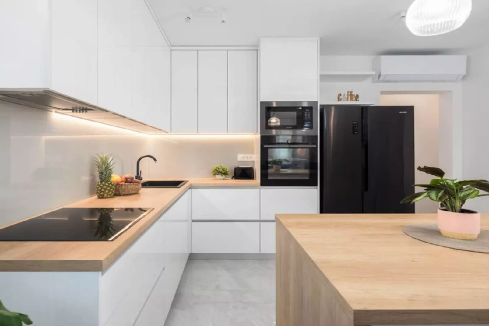 Shimmering Sea Apartment with Terrace - Four Bedroom Apartment with Terrace-Keuken