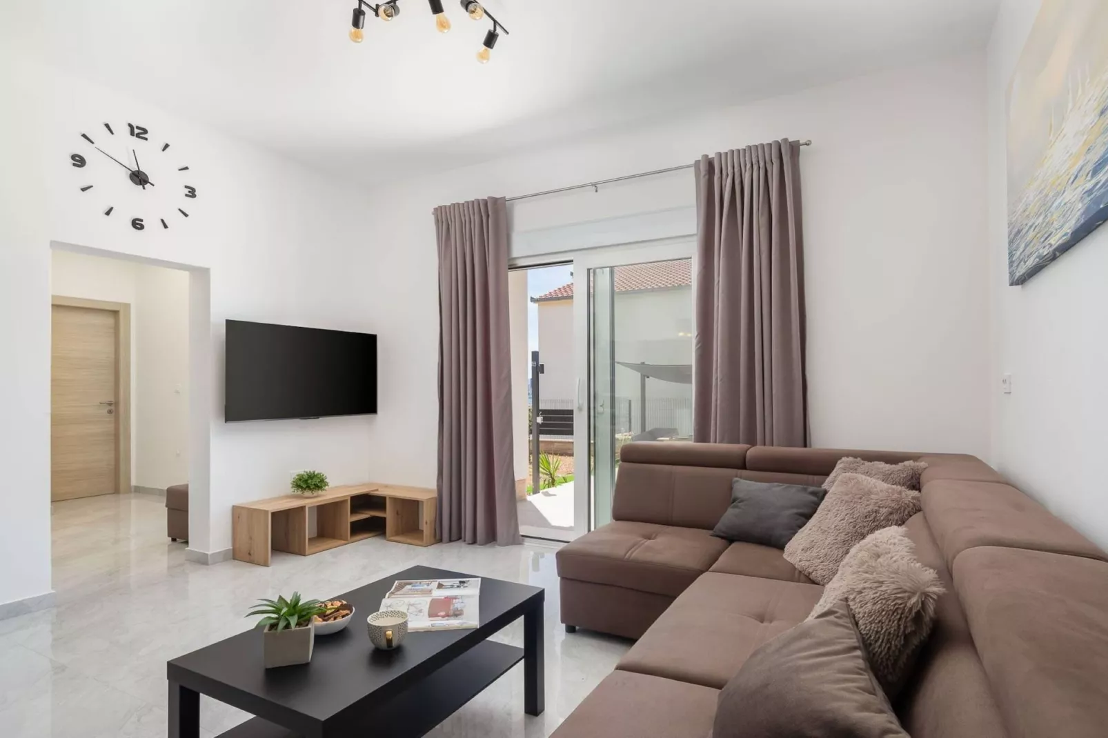 Contemporary Apartment with Terrace and Spacious Garden - Two Bedroom Apartment with Terrace-Woonkamer