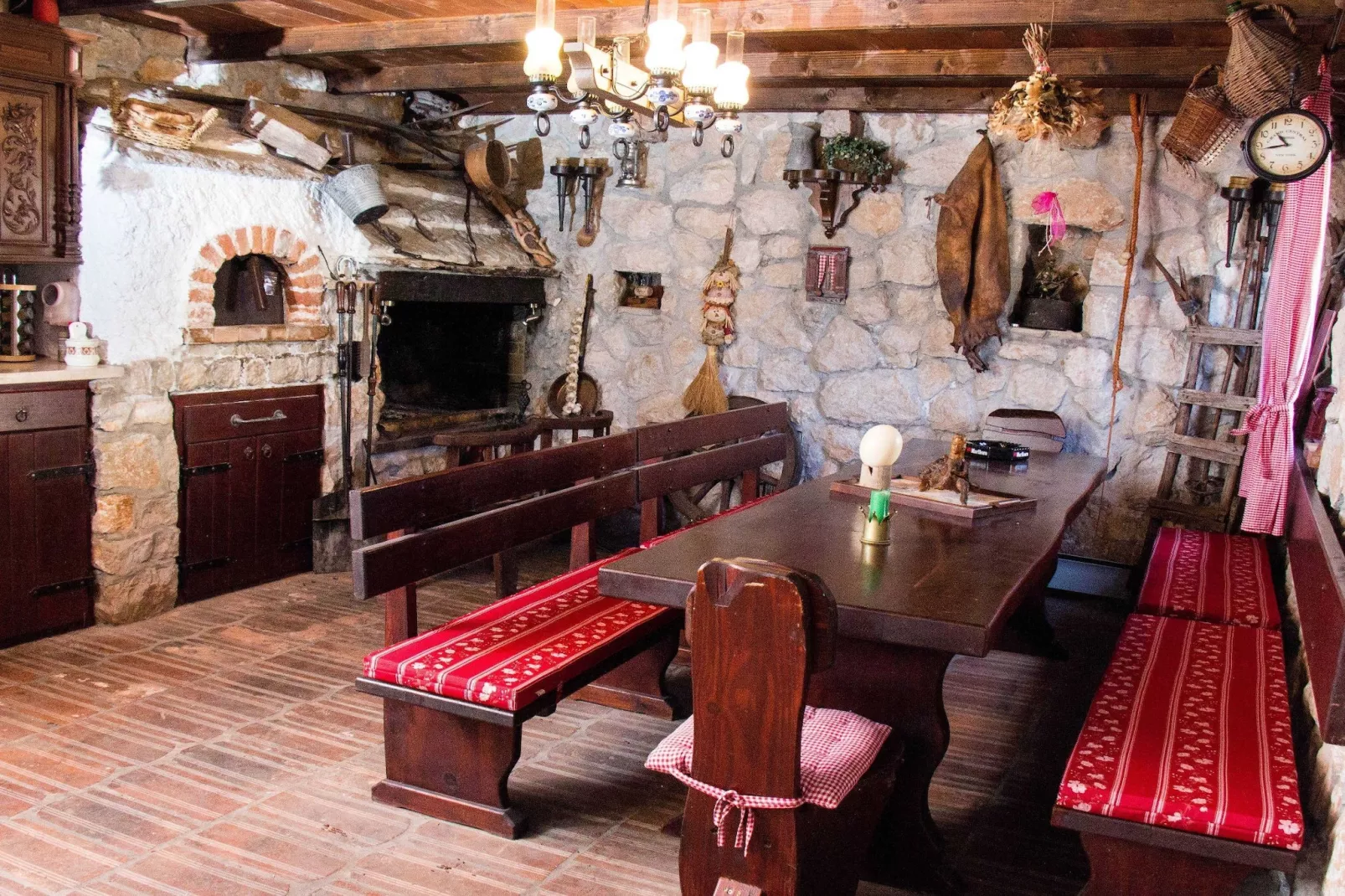 Authentic Dalmatian Hillside Escape with Pool, Sauna & BBQ - Seven Bedroom Holiday Home-Eetkamer