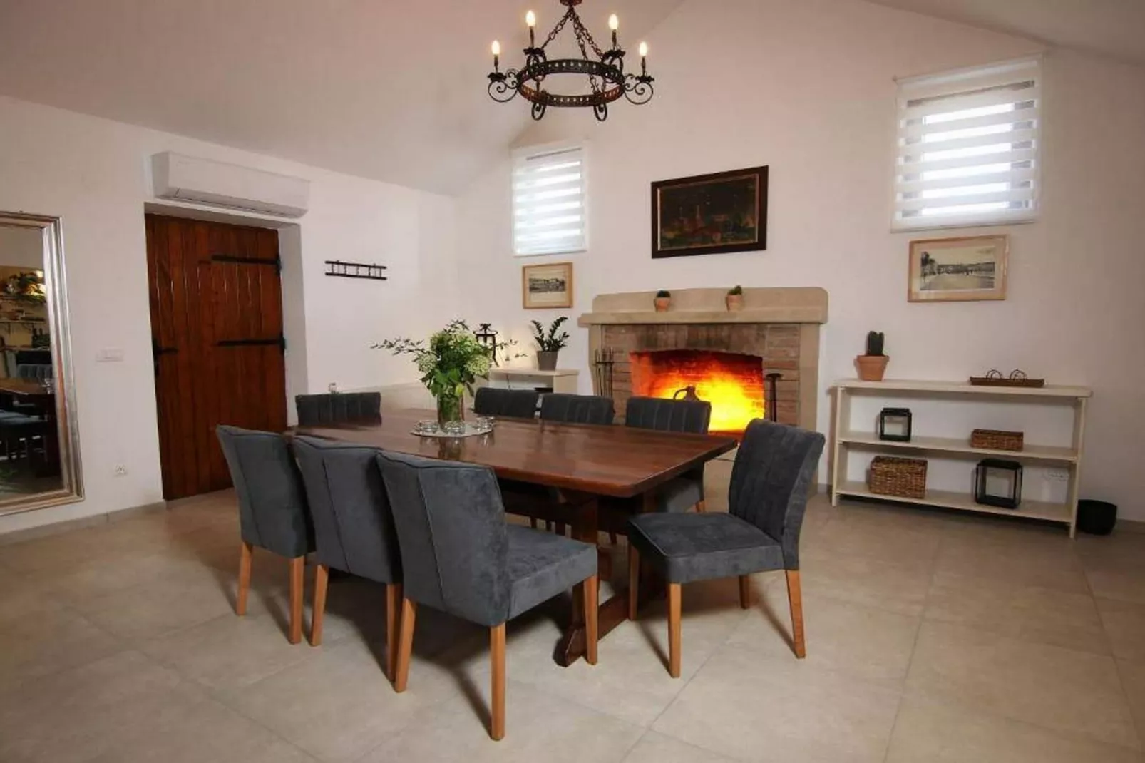 Secluded Oasis with Pool, Outdoor Kitchen, & Landscaped Terraces - Three Bedroom Villa-Eetkamer