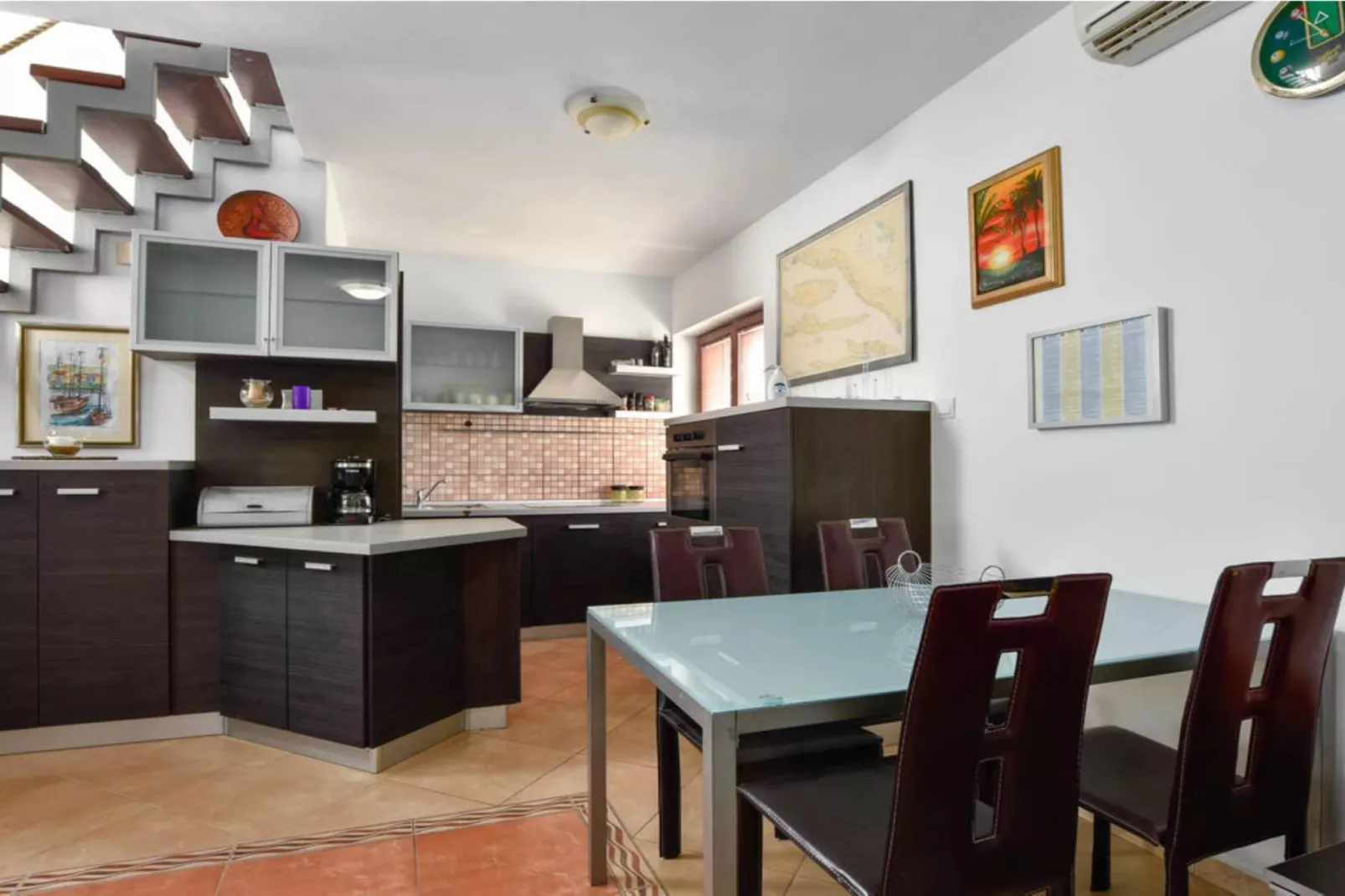 Peaceful Island Haven with Pool, BBQ & Games Area - Four Bedroom Holiday Home-Keuken
