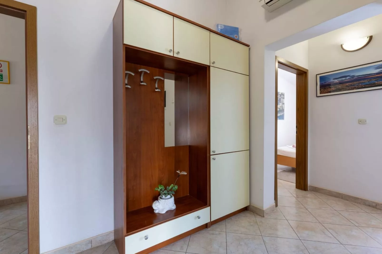 Bright and Spacious Apartment with Terrace in Kastel Stafilic - Two Bedroom Apartment with Terrace-Slaapkamer