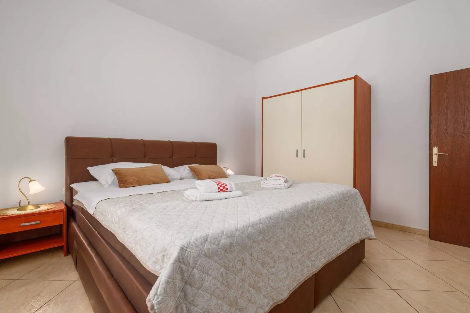 Wonderful Krk Island Stay: Shared Pool, Grill Patio, and Nearby Beaches - Two Bedroom Apartment-Slaapkamer
