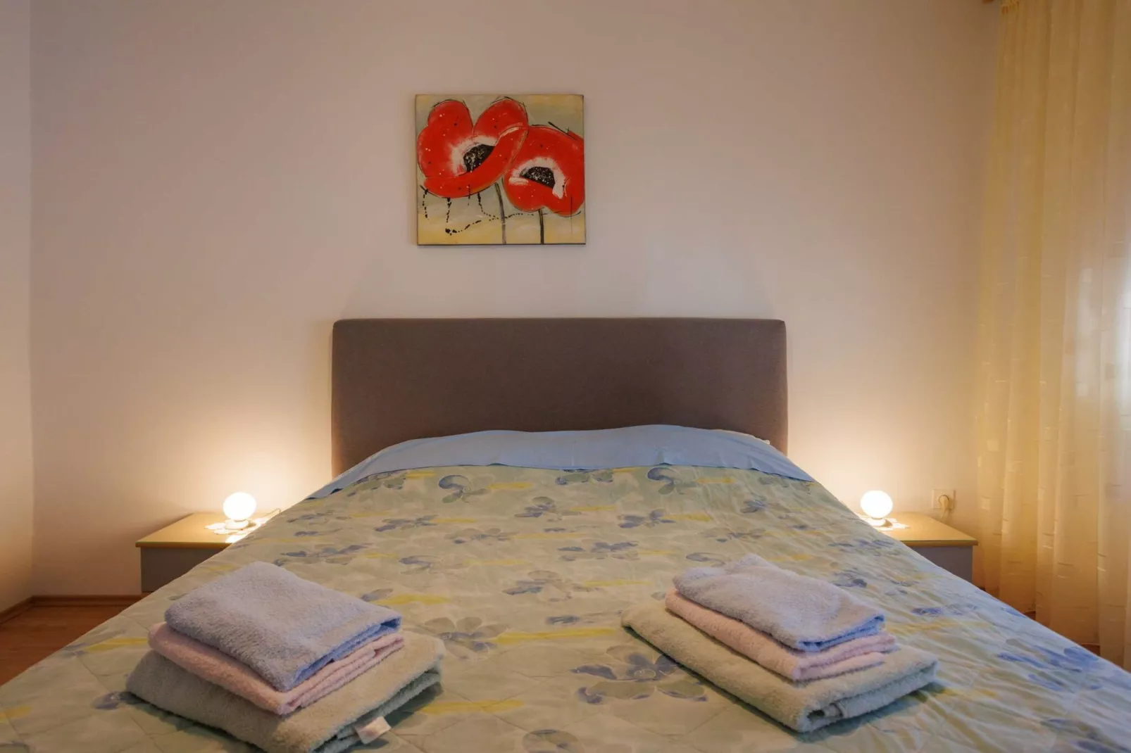 Beachfront Cozy Krk Apartment with Balcony - One Bedroom Apartment with Balcony-Slaapkamer