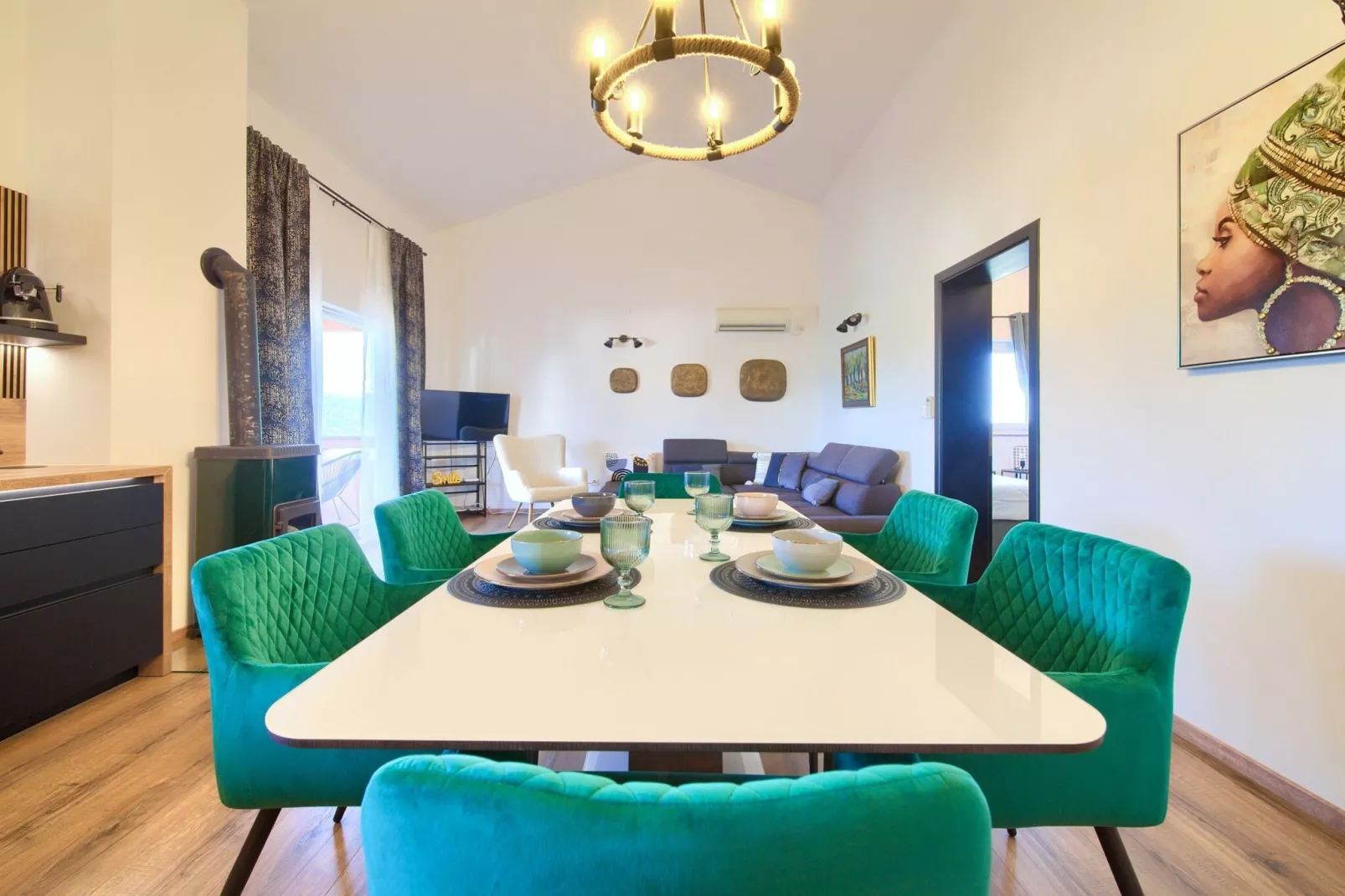 Elegant and Vibrant Apartment with Terrace and Sea View - Two Bedroom Apartment with Terrace and Sea View-Eetkamer