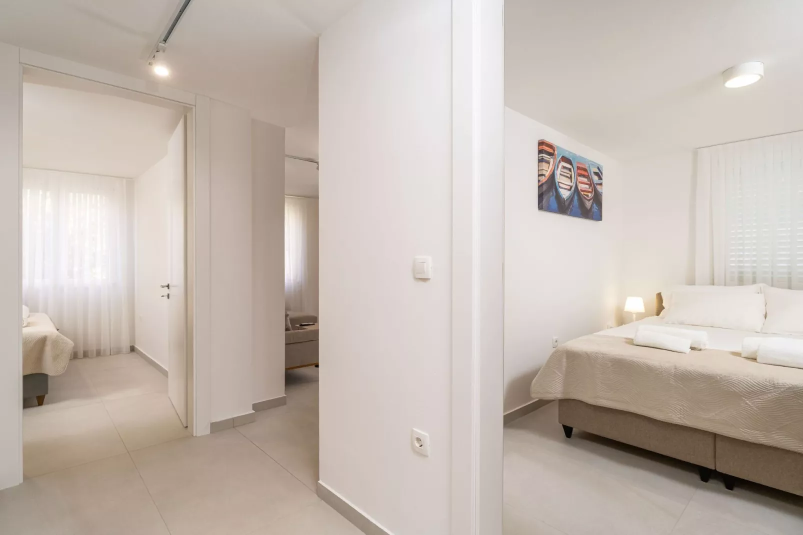 Modern City Escape with Balcony - Near the Ferry Port-Woonkamer