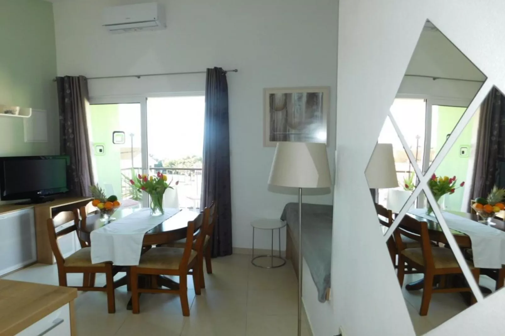 Apartments Roščić -  Classic Two Bedroom Apartment with Balcony and Sea View-Woonkamer