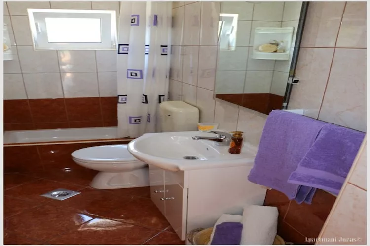Apartments Juras - Studio Apartment with Balcony and Side Sea View (Tea)-Badkamer
